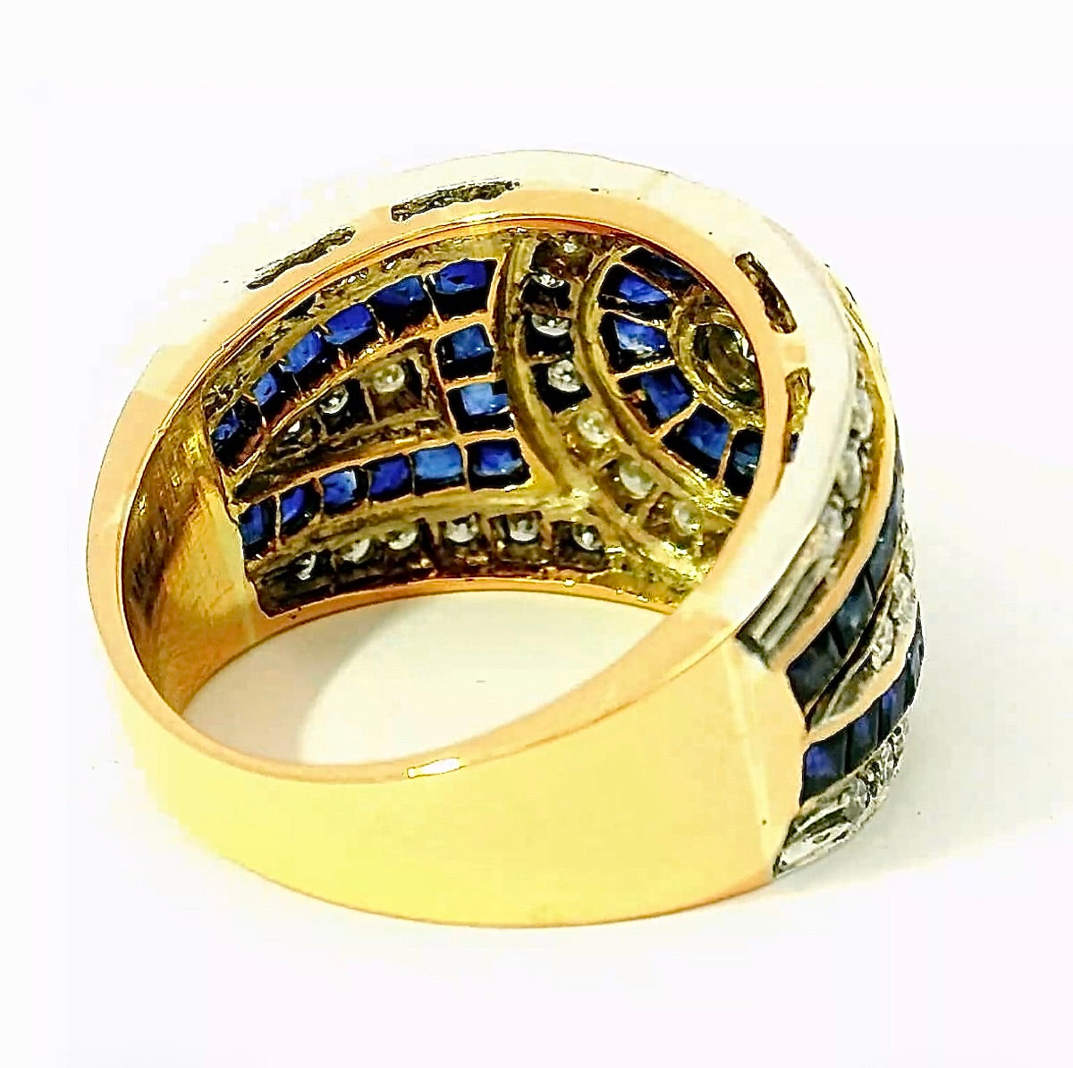 Exciting cocktail ring in 18K yellow and white gold with sapphires & brilliant-cut diamonds