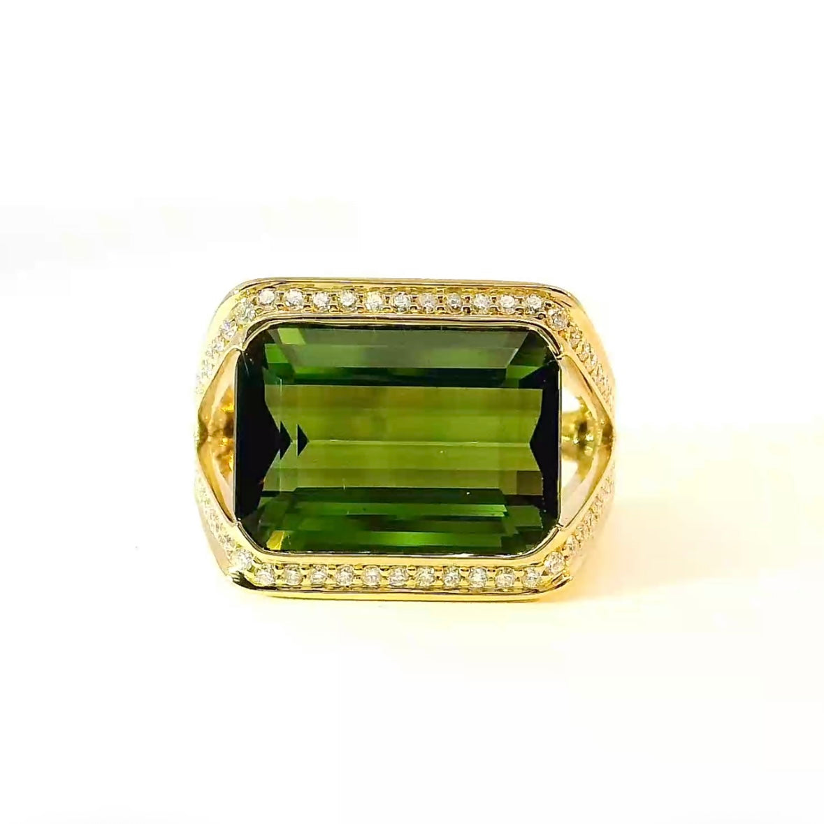 Beeindruckender Ring in 14 Karat Gelbgold mit großem Turmalin & feinen Brillanten