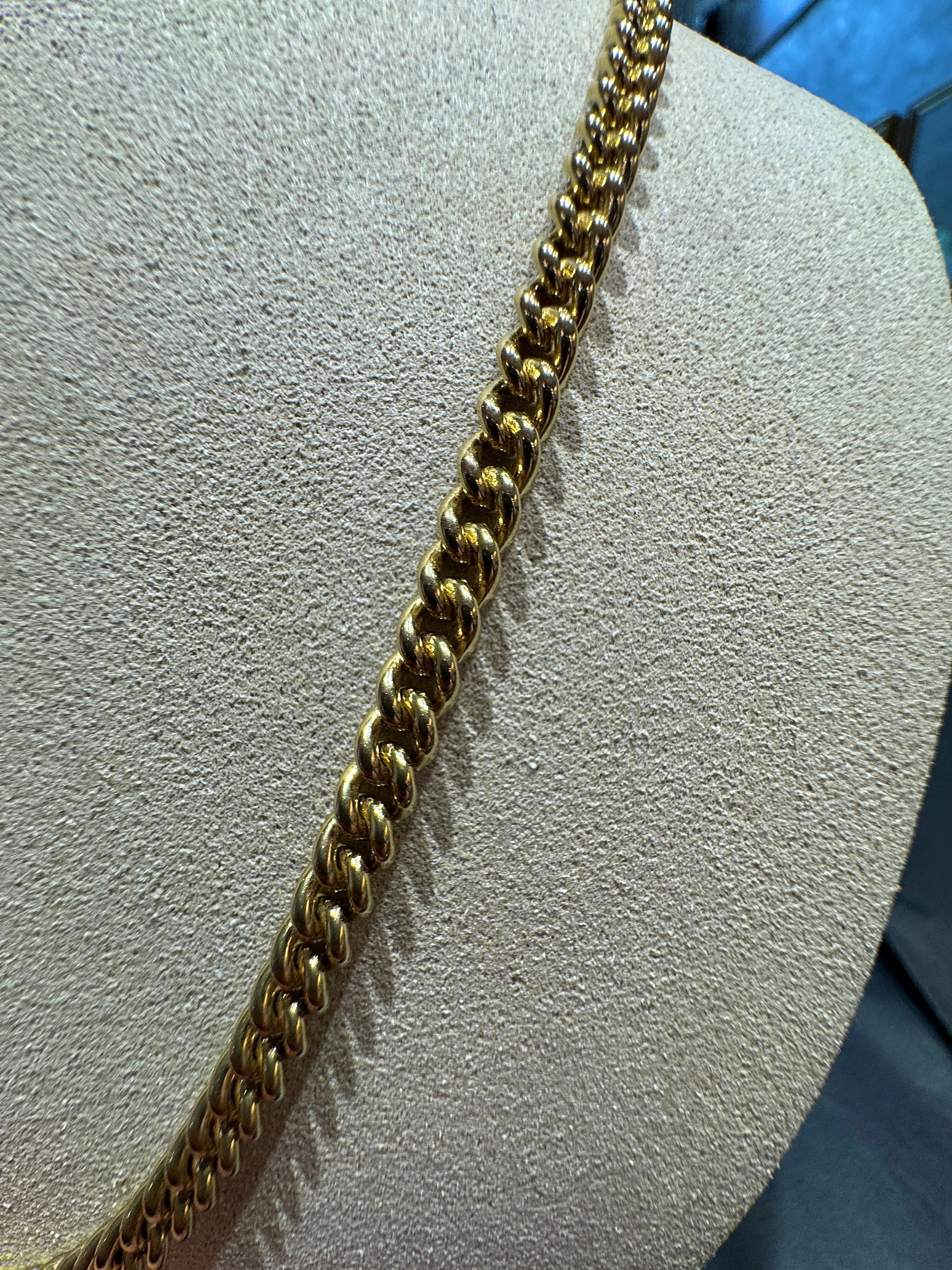 Elegant round curb chain necklace in 8 karat yellow gold with a lobster clasp