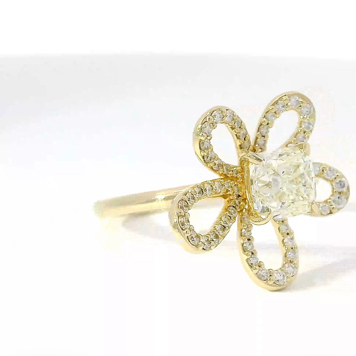 Besonderer Ring in 14 Karat Gelbgold mit Einkaräter & Brillanten