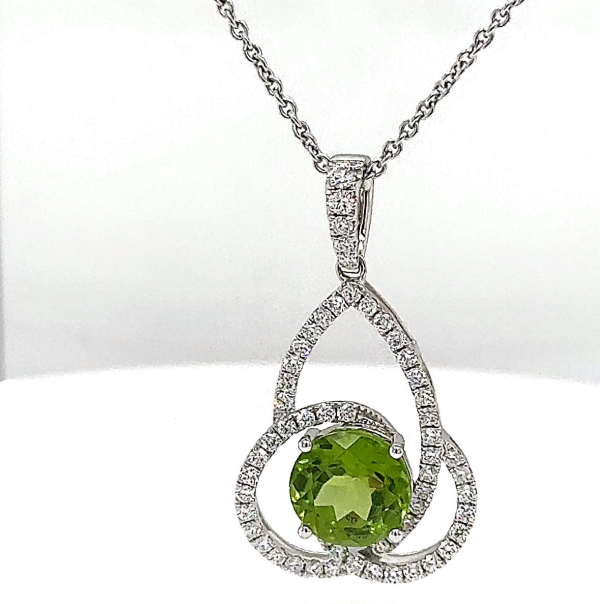 Edler Anhänger in 18 Karat Weißgold mit feinen Brillanten & lebendigem Peridot