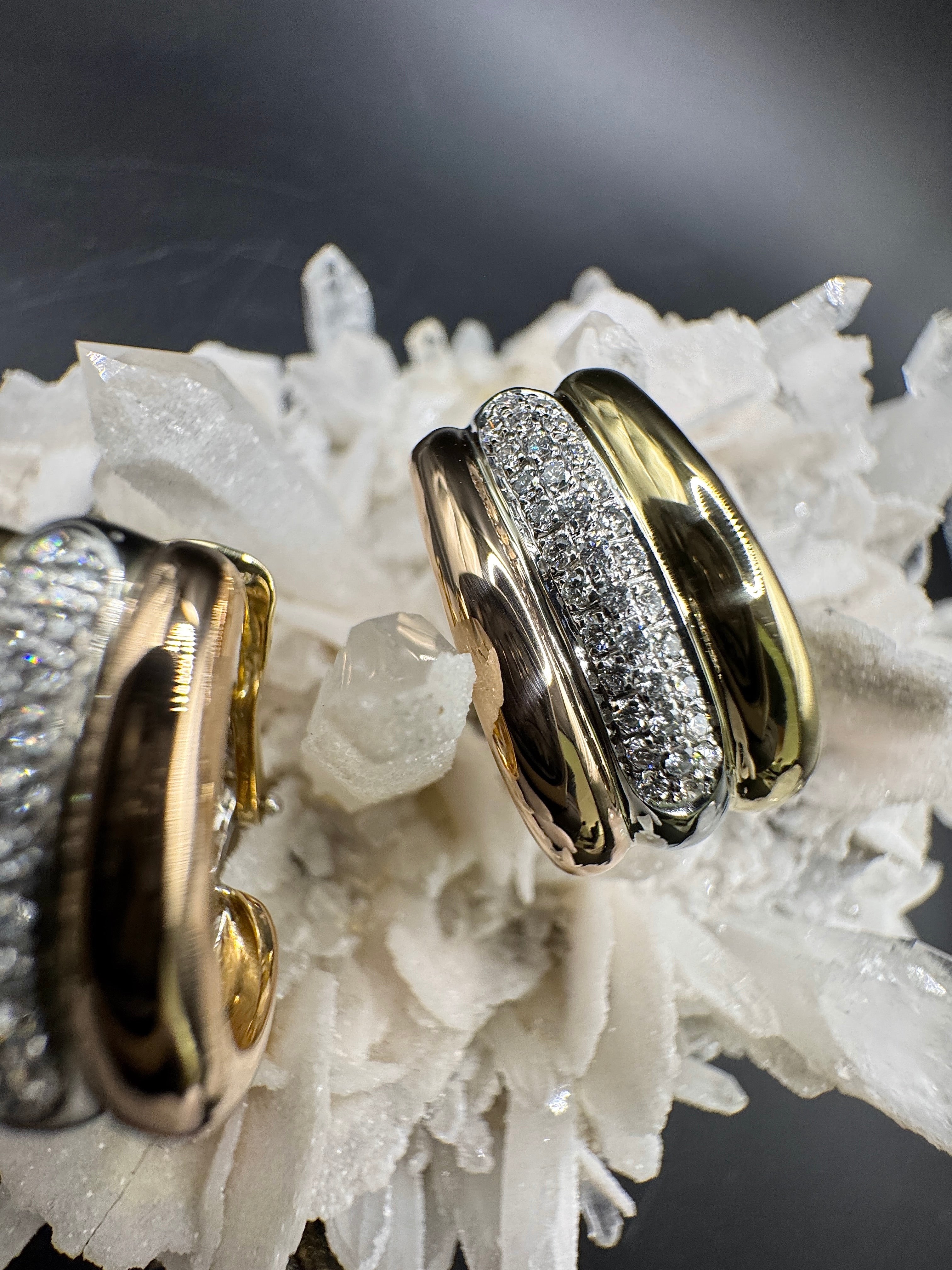 Handgefertigte Kreolen in 18 Karat Gelb-, Weiß -und Roségold mit Brillanten