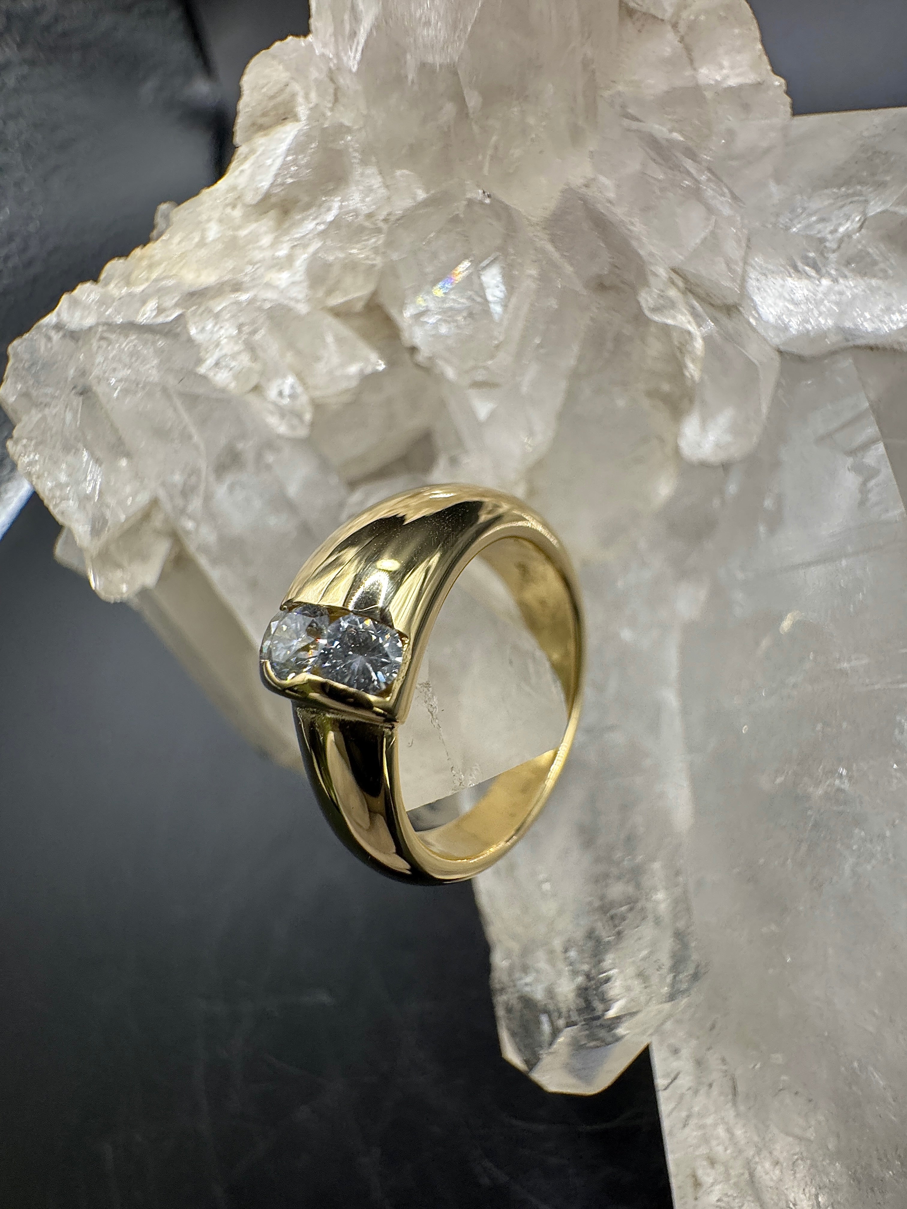 Handgefertigter Ring von Jaufmann in 18 Karat Gold mit Brillanten