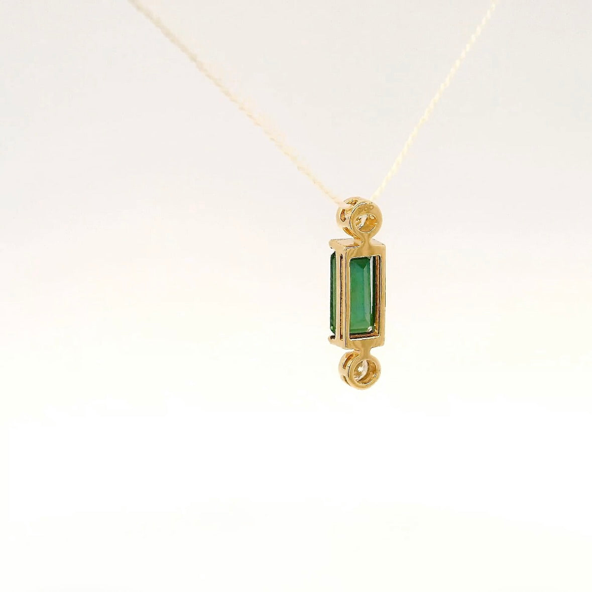 Eleganter Anhänger in 14 Karat Gelbgold mit grünem Turmalin & Brillanten