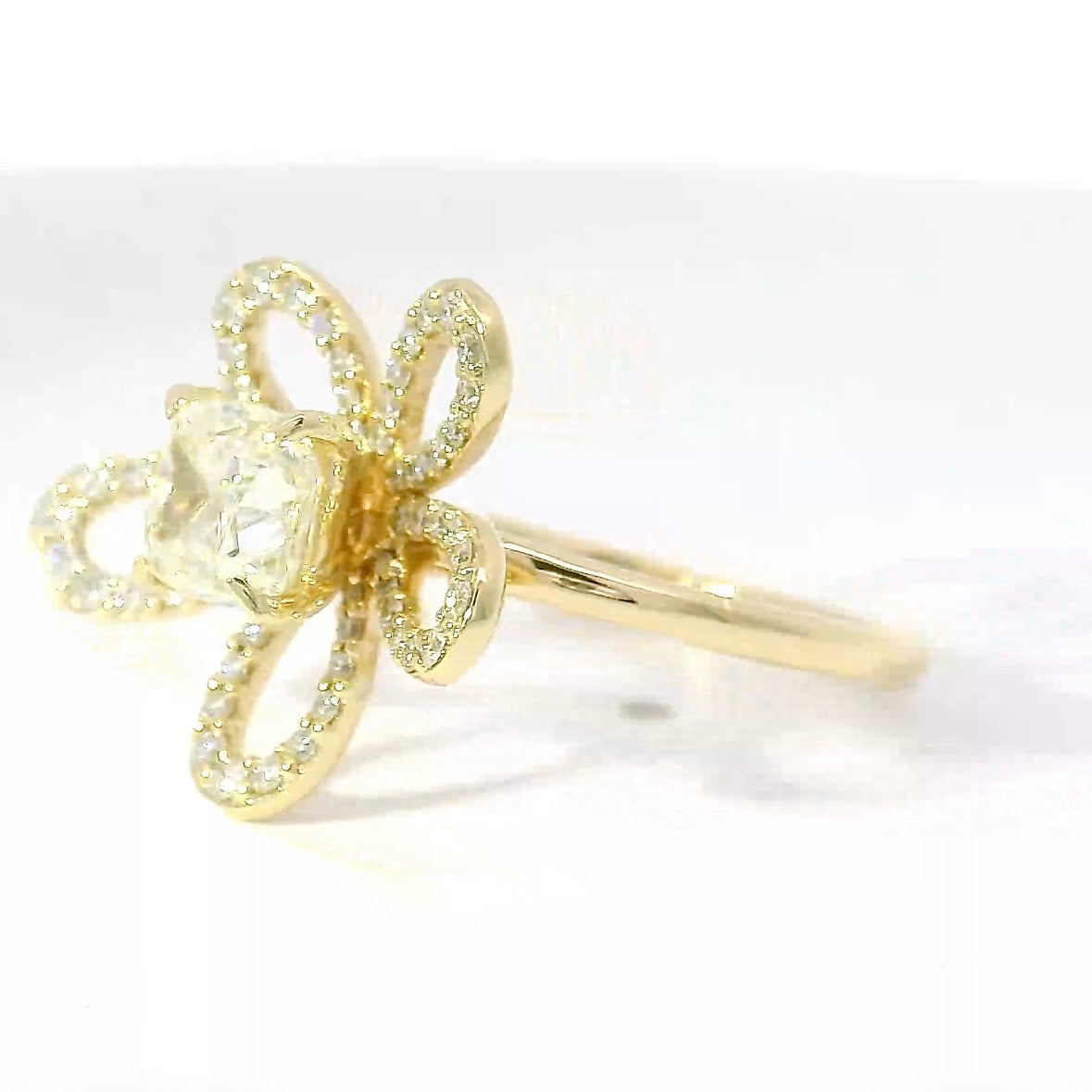 Besonderer Ring in 14 Karat Gelbgold mit Einkaräter & Brillanten