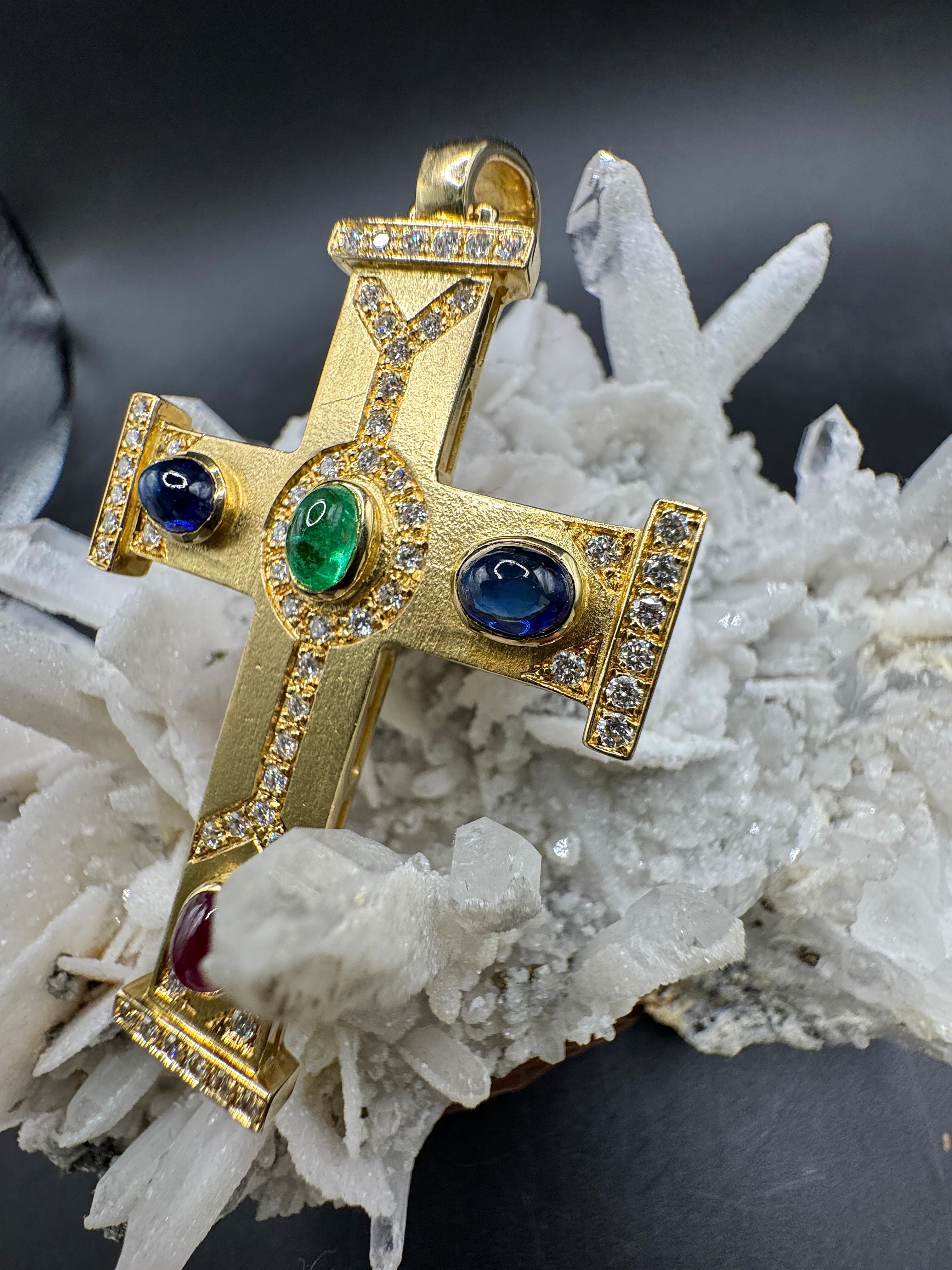 Beeindruckendes Kreuz in 18 Karat Gelbgold mit Brillanten, Smaragd, Rubin & Saphiren