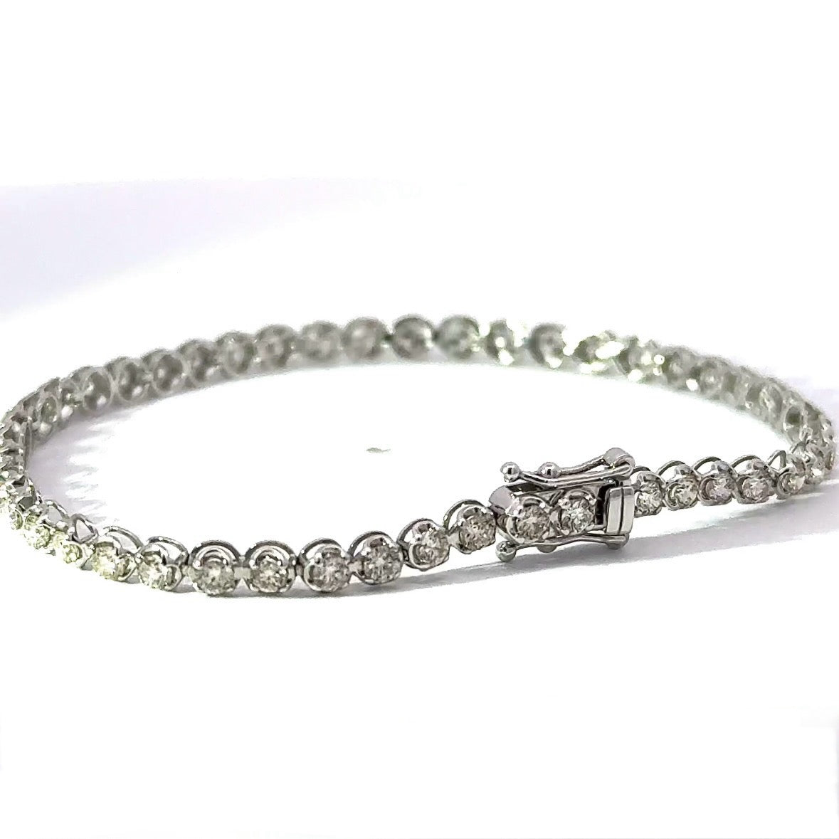 Modernes Tennisarmband in 900er Platin mit Brillanten & Achtersicherungen