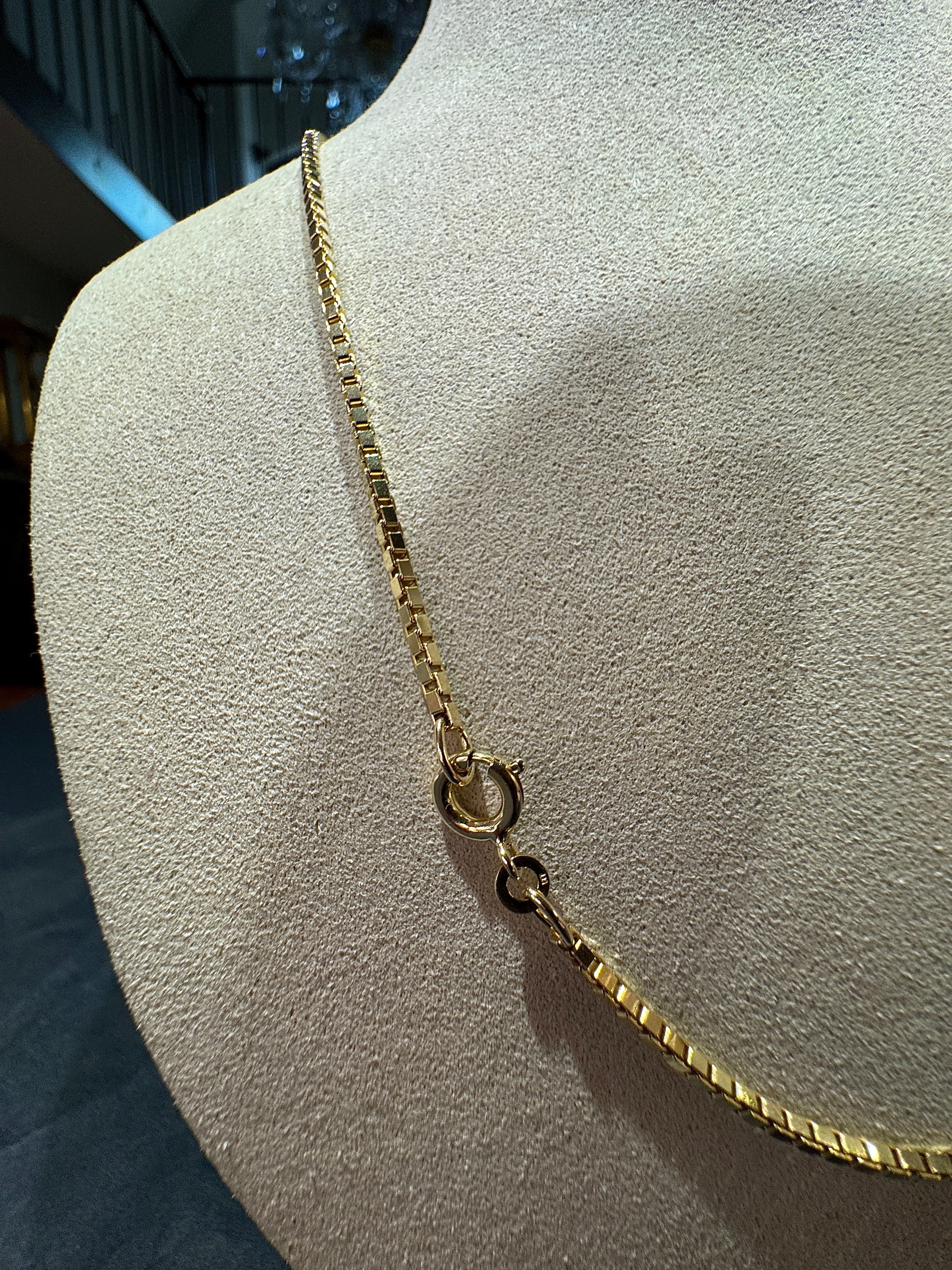 Luminous Venetian chain in 8 karat yellow gold with a spring ring clasp