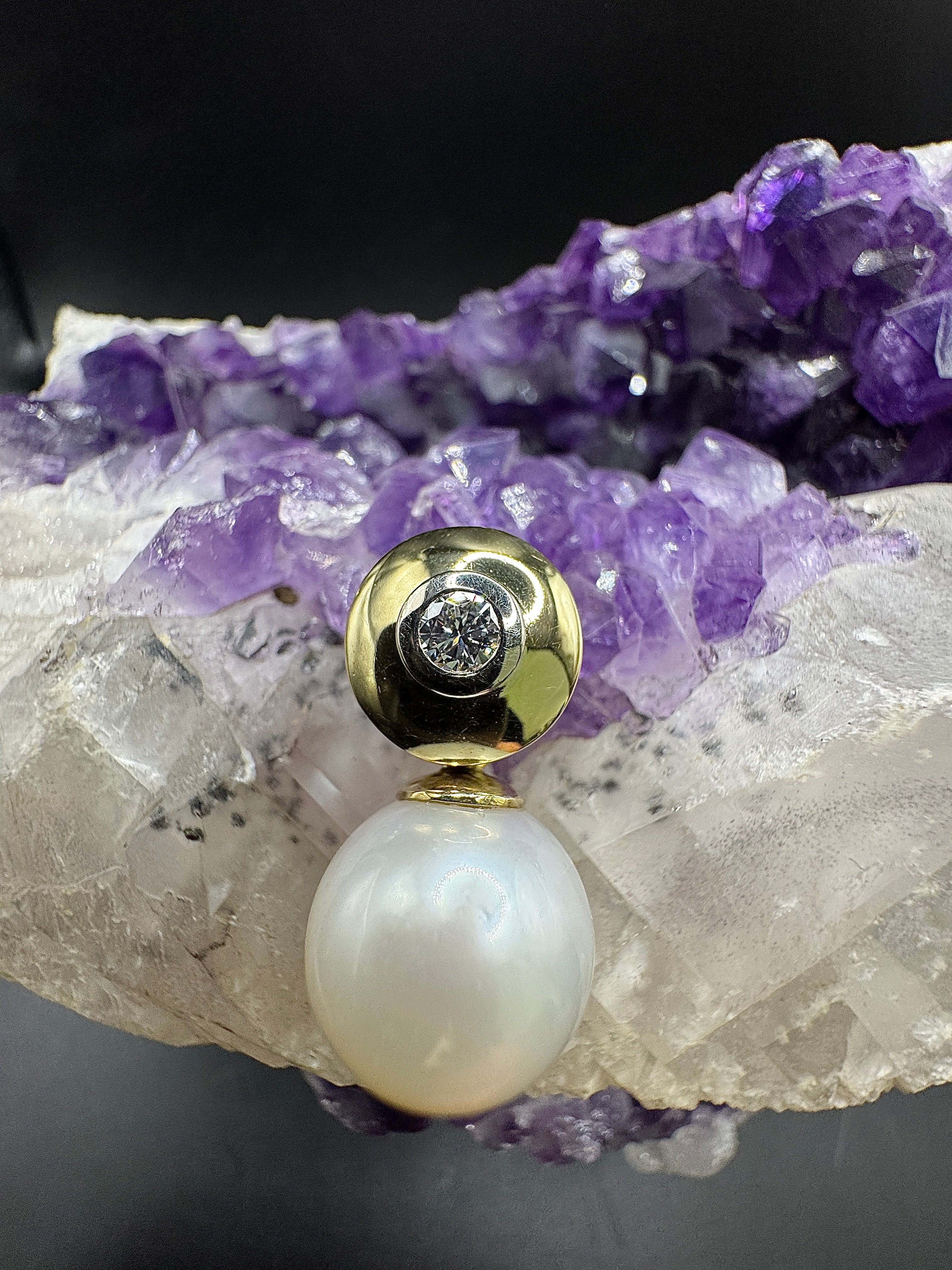 Timeless pearl pendant in 14 carat yellow gold with brilliant