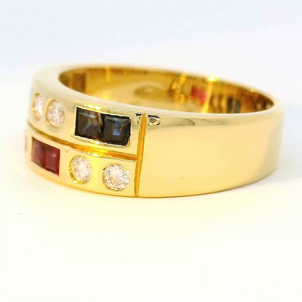 Eleganter Ring in 18 Karat Gelbgold mit Smaragd, Rubin, Saphir & Brillanten