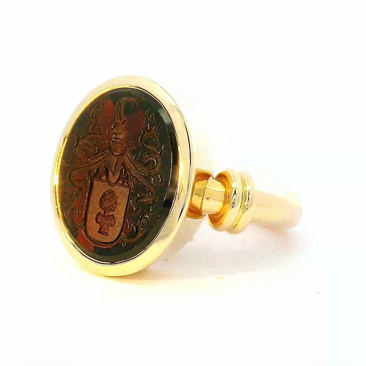 Handgefertigter Augsburger Ring in 18 Karat Gelbgold mit Granat-Siegel