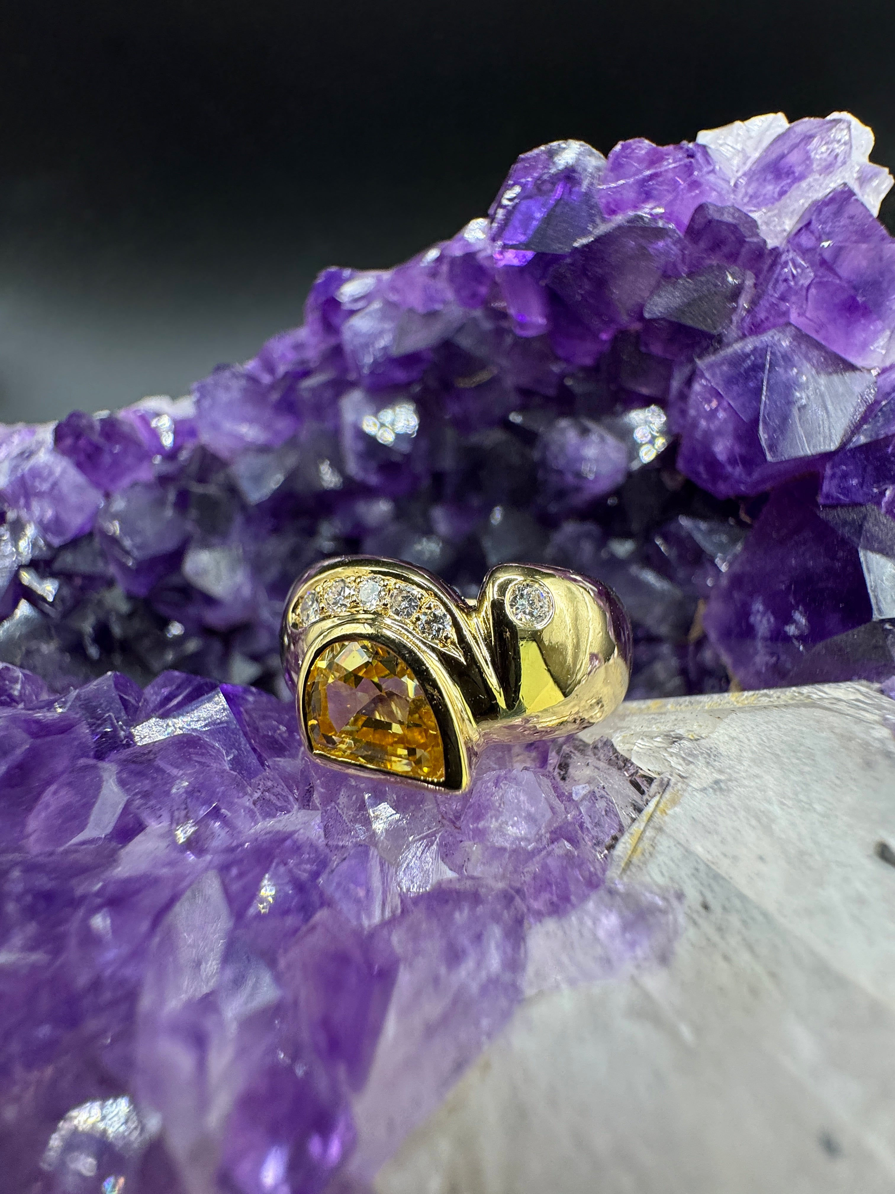 Handgefertigter Ring in 18 Karat Gelbgold mit gelbem Saphir und Brillanten
