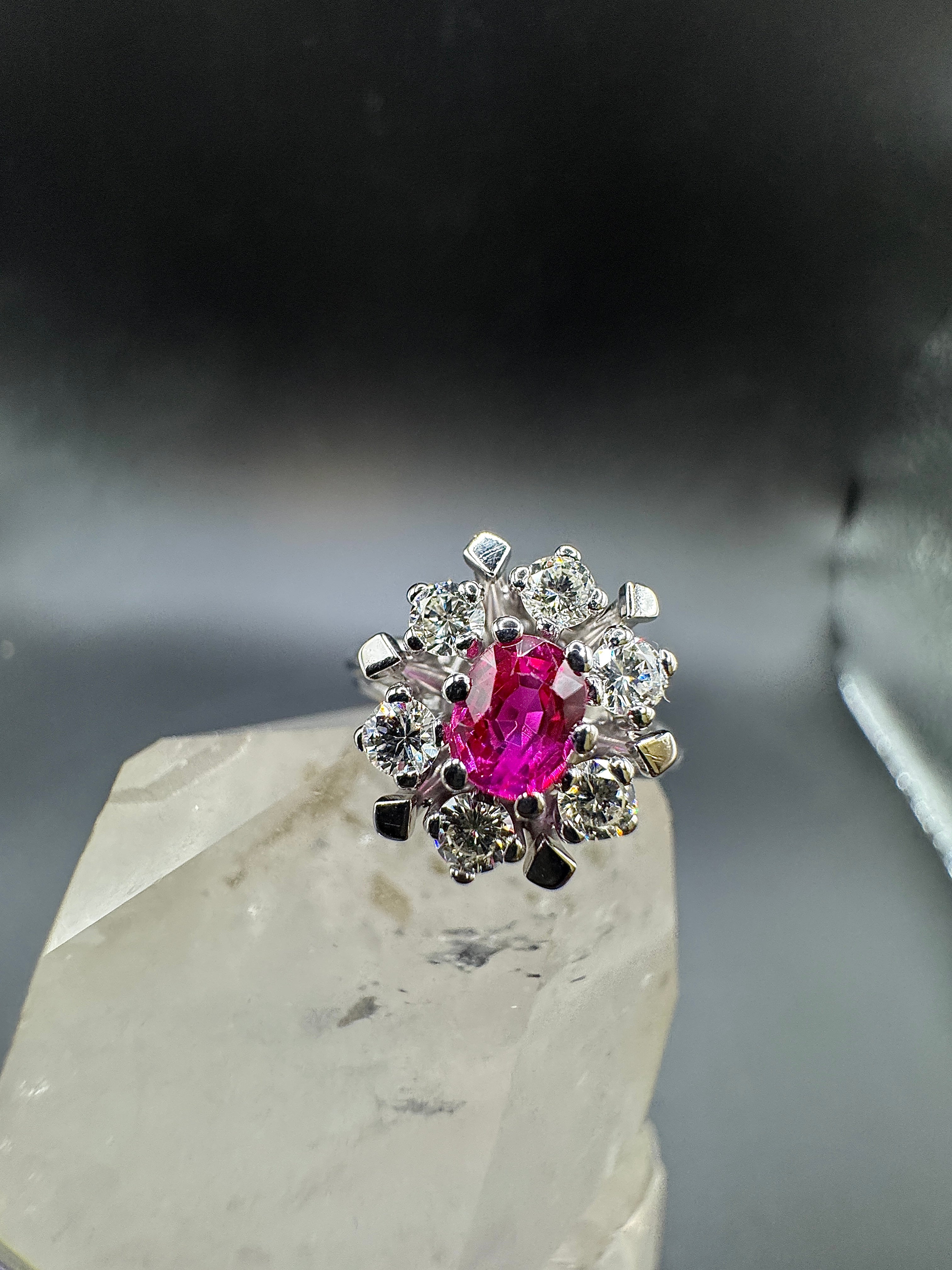 Elegant entourage ring in 18 karat white gold with luminous ruby & brilliant-cut diamonds
