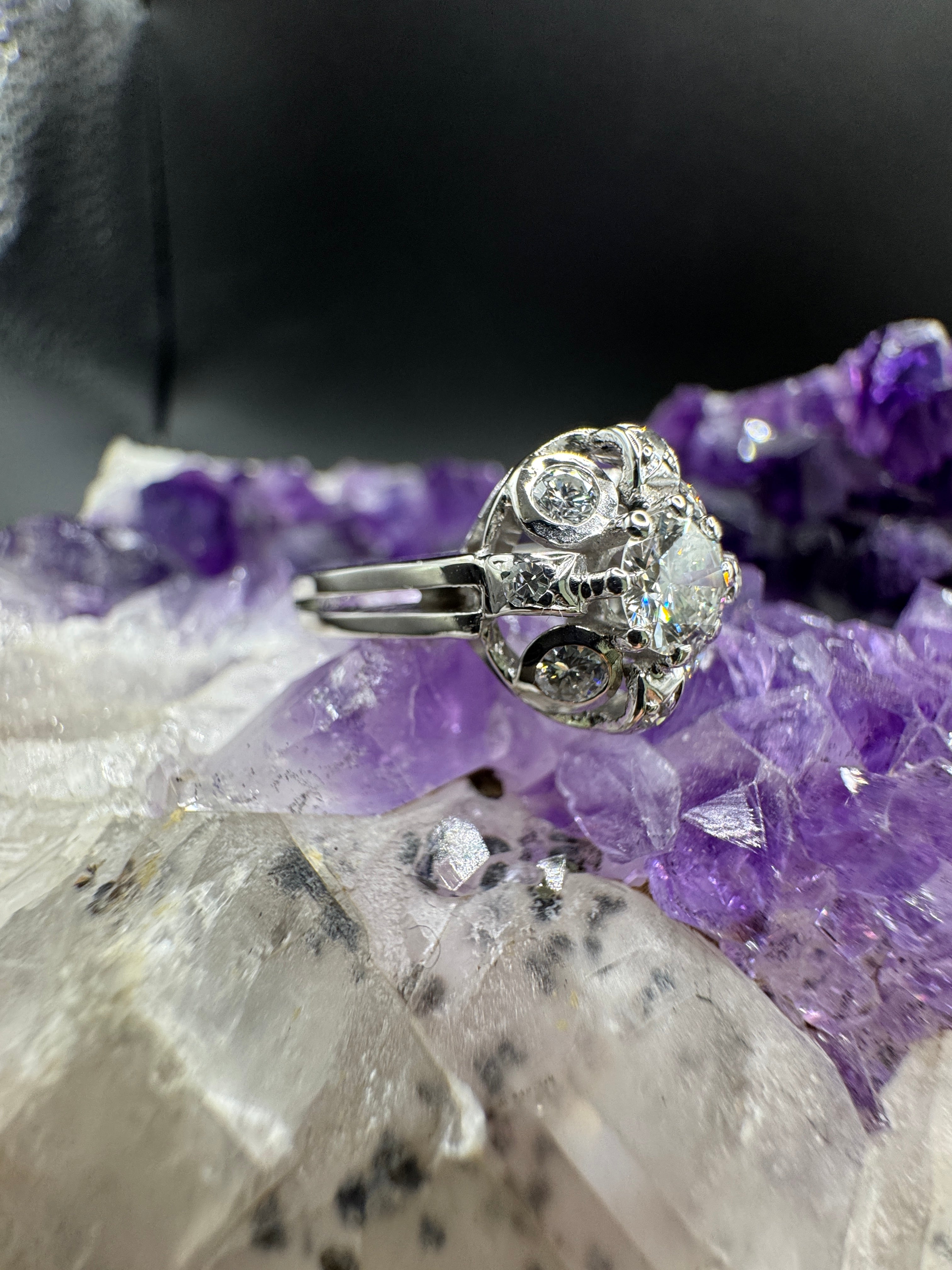 Dekorativer Vintage Ring in 14 Karat Weißgold mit Brillanten
