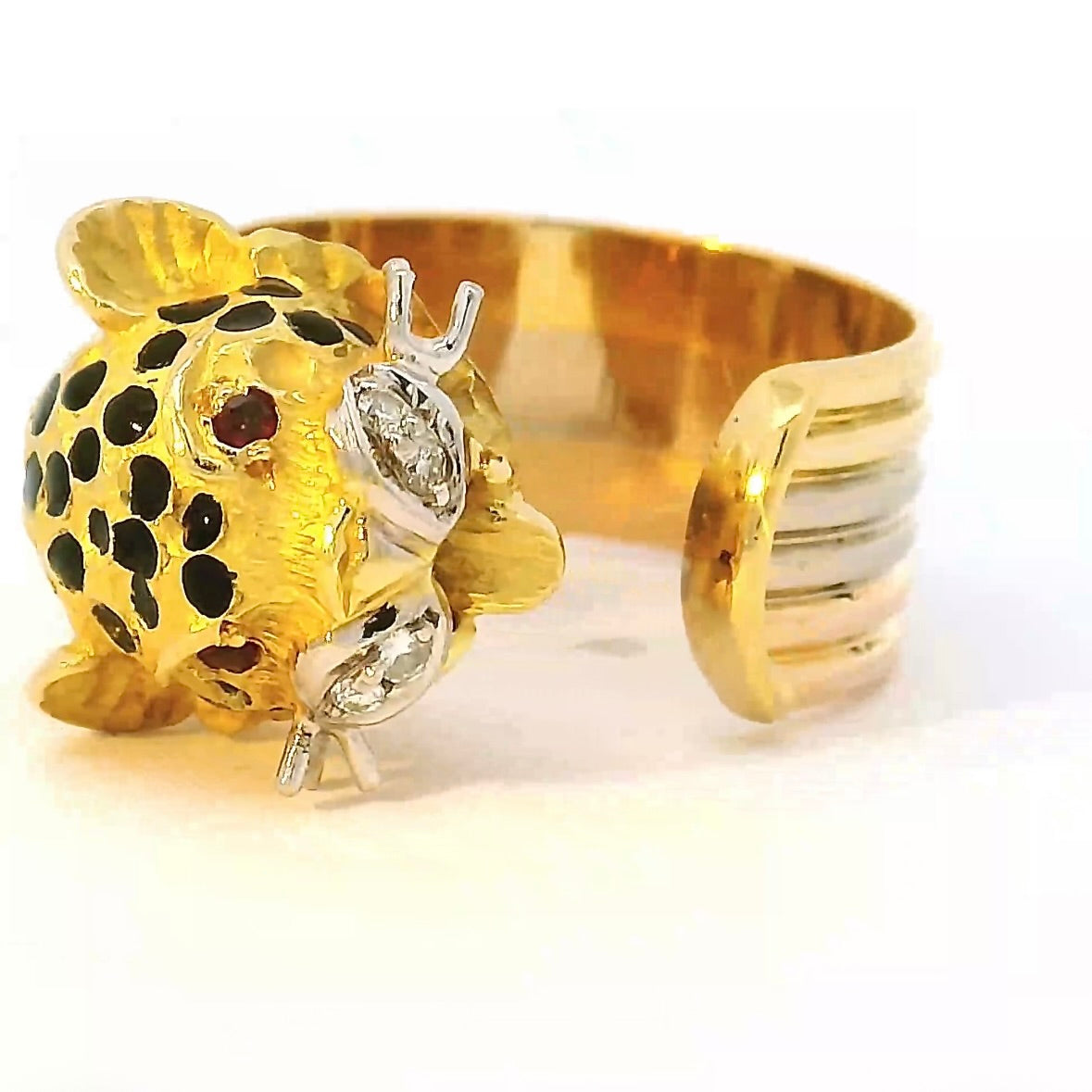 Leuchtender tricolor Ring in 18 Karat Gold mit Rubinen und Brillanten