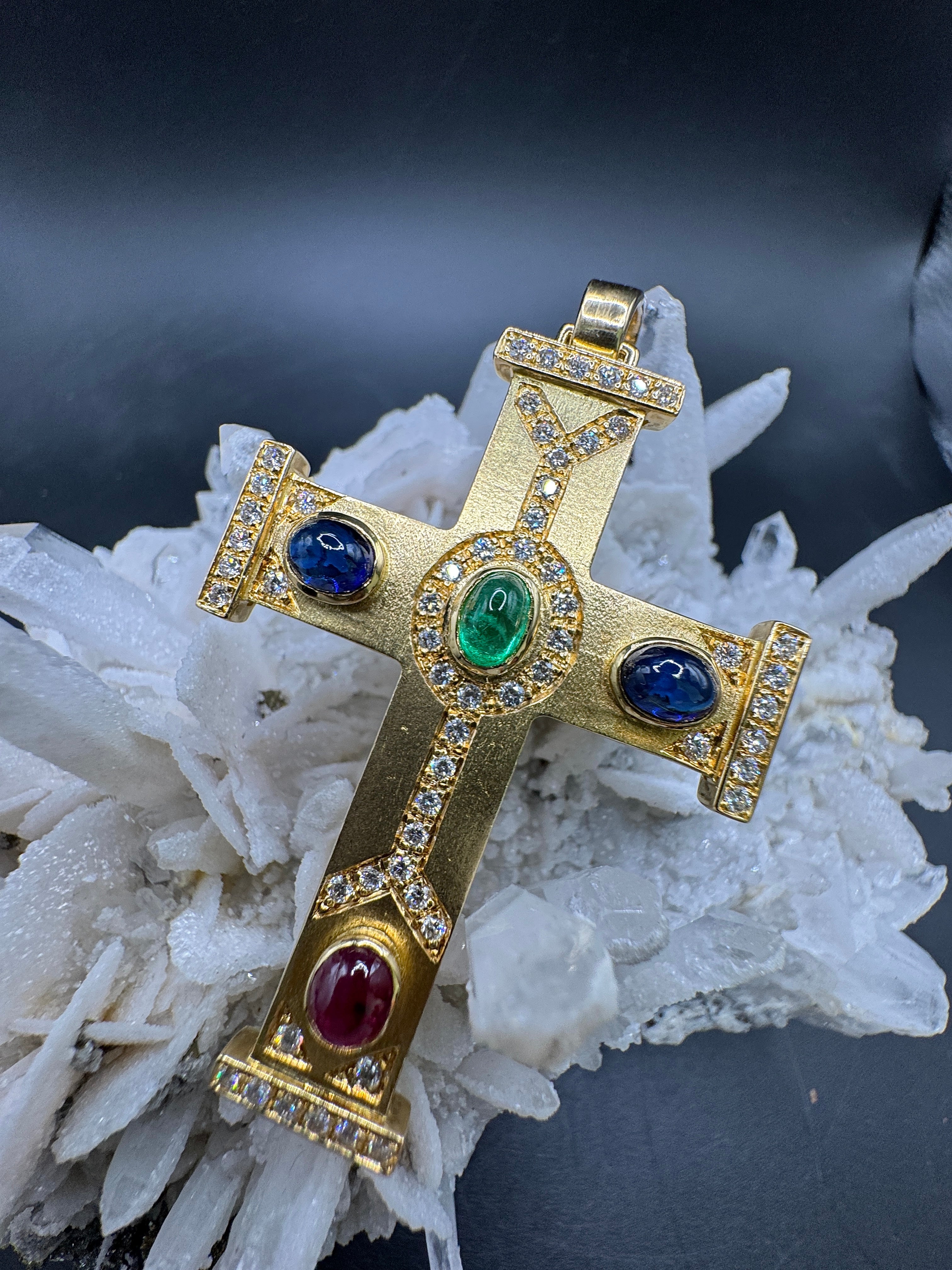 Beeindruckendes Kreuz in 18 Karat Gelbgold mit Brillanten, Smaragd, Rubin & Saphiren