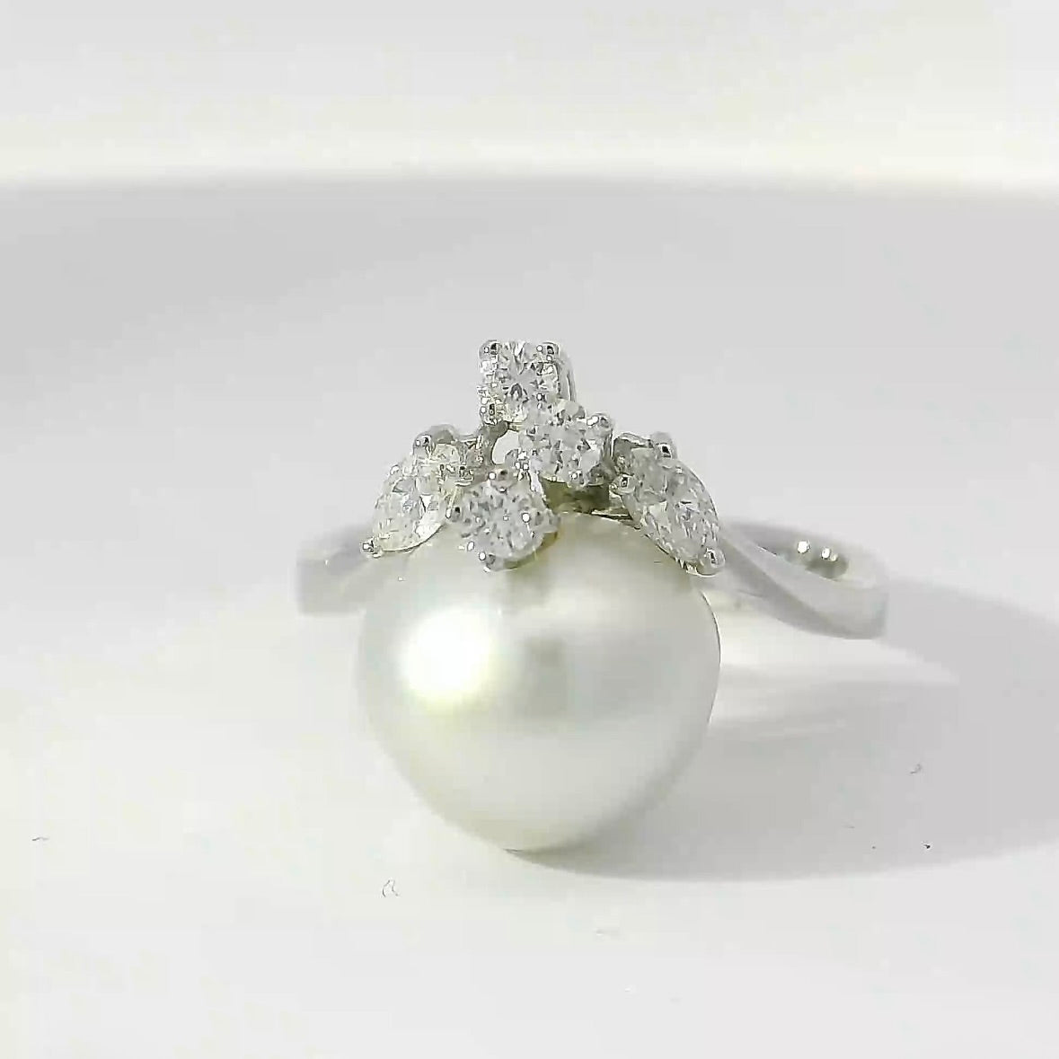 Handgefertigter Ring in 18 Karat Weißgold mit Südseeperle & Diamanten