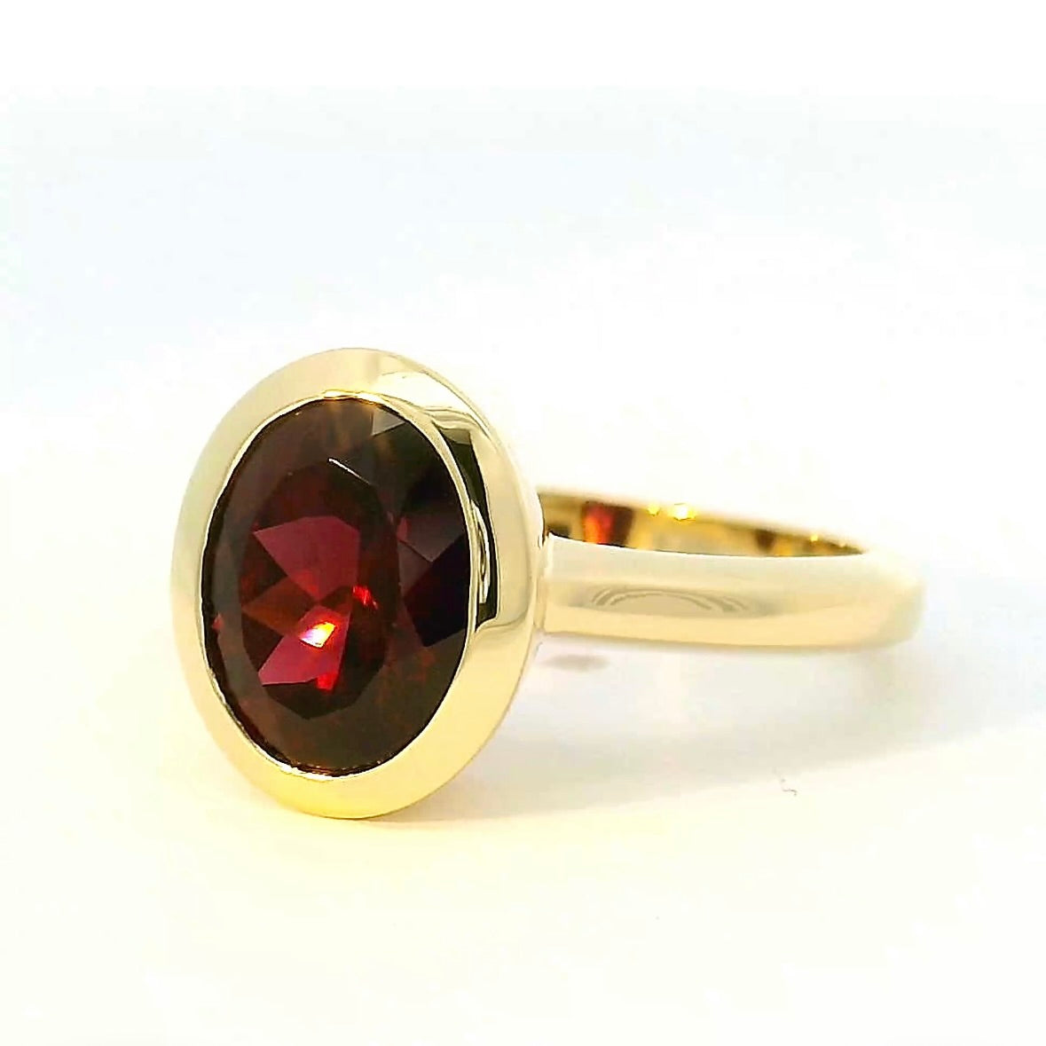 Edler Ring in 14 Karat Gelbgold mit rotem Granat von R. H. Becker