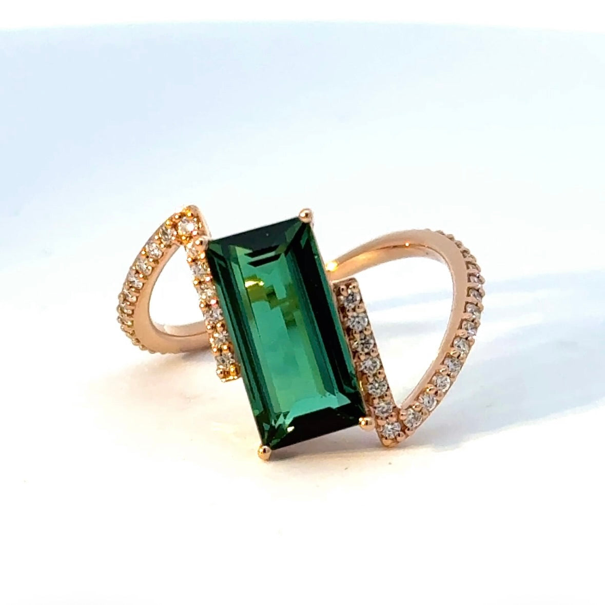 Eleganter Ring in 14 Karat Rosegold mit Lagoon-Turmalin & Brillanten