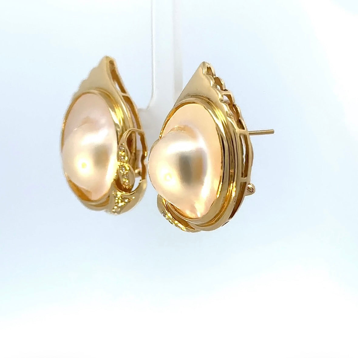 Beeindruckende Ohrringe in 18 Karat Gelbgold mit Mabéperlen & Brillanten