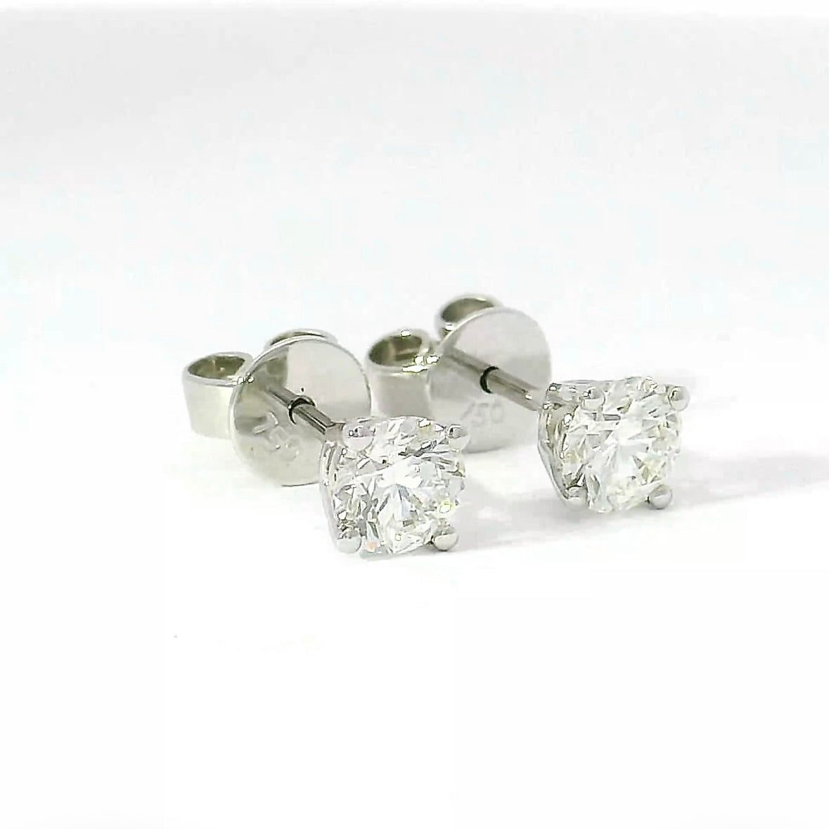 Moderne Brillantstecker in 18 Karat Gelbgold mit hochfeinen Brillanten