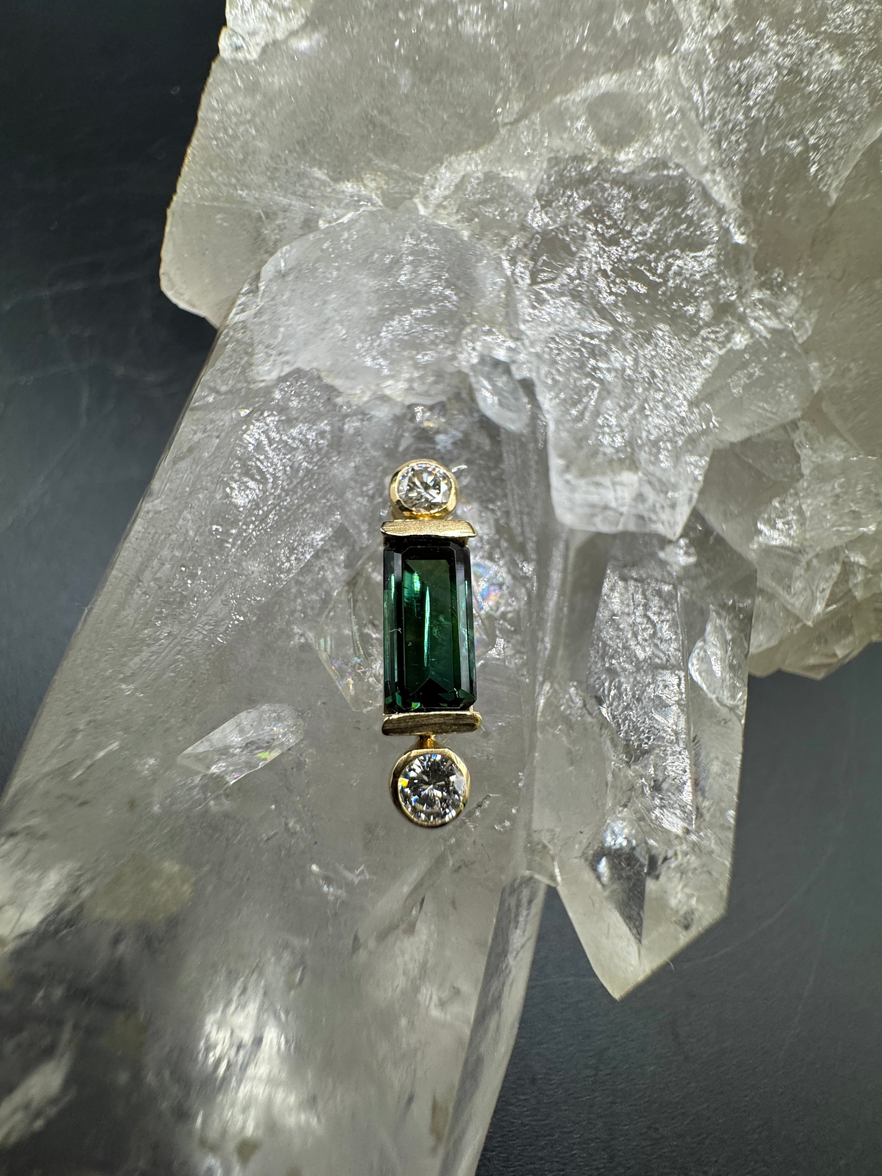 Eleganter Anhänger in 14 Karat Gelbgold mit grünem Turmalin & Brillanten