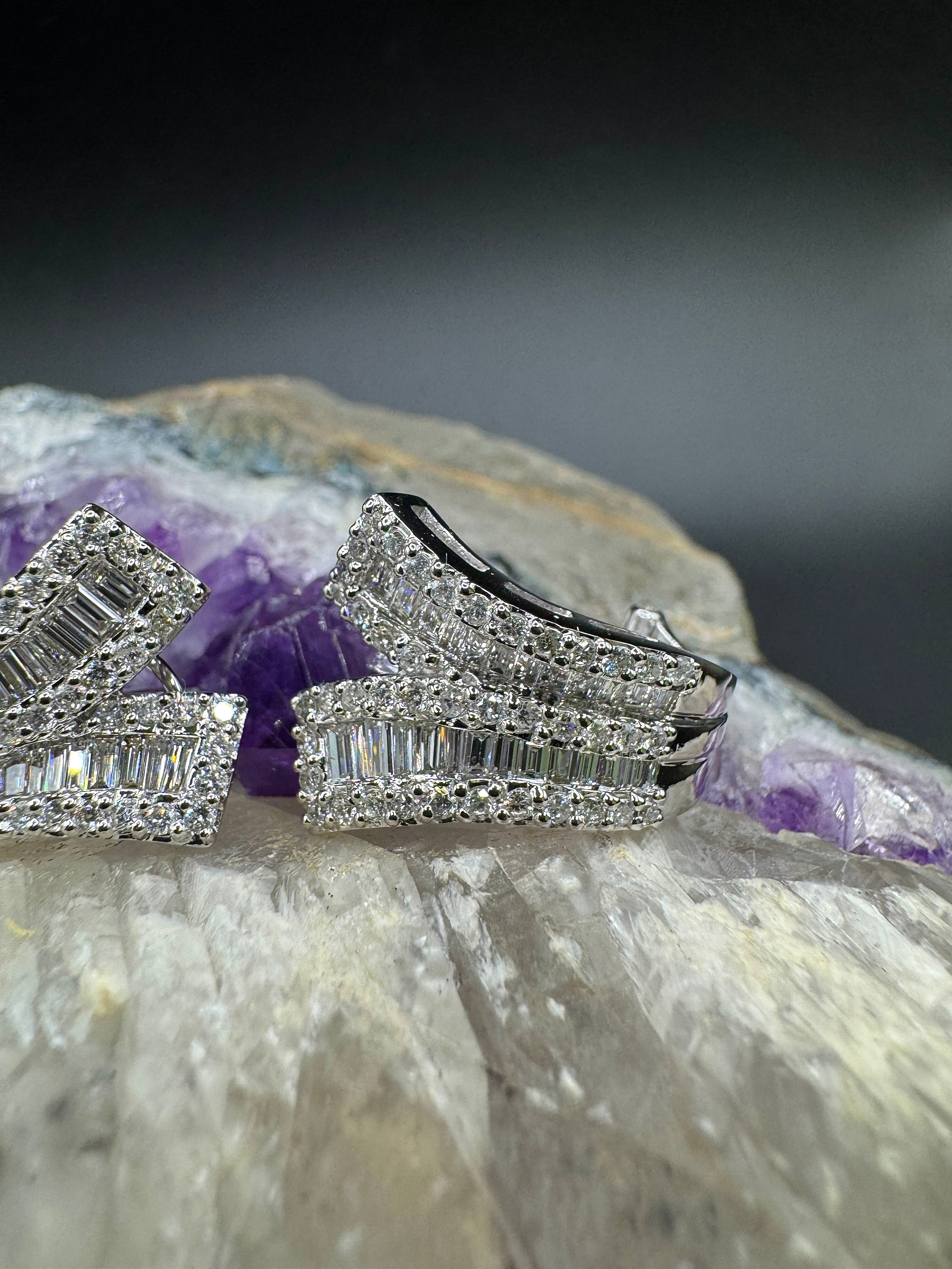Exciting earrings in 18 carat white gold with brilliant-cut diamonds & baguette diamonds