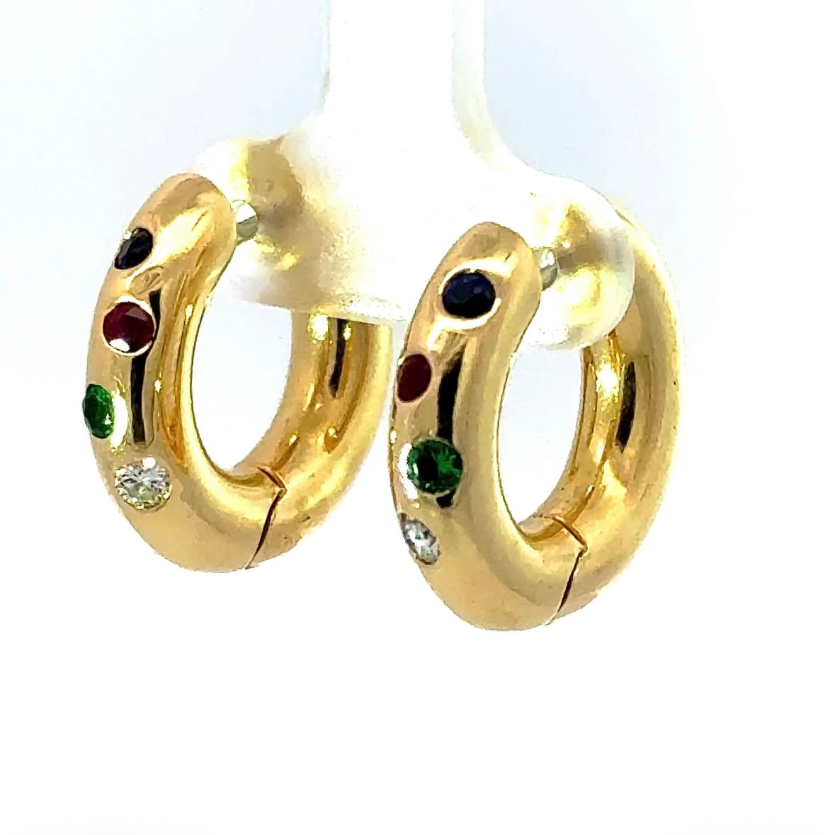 Elegante Kreolen in 18 Karat Gelbgold mit Brillanten, Smaragd, Saphir & Rubin