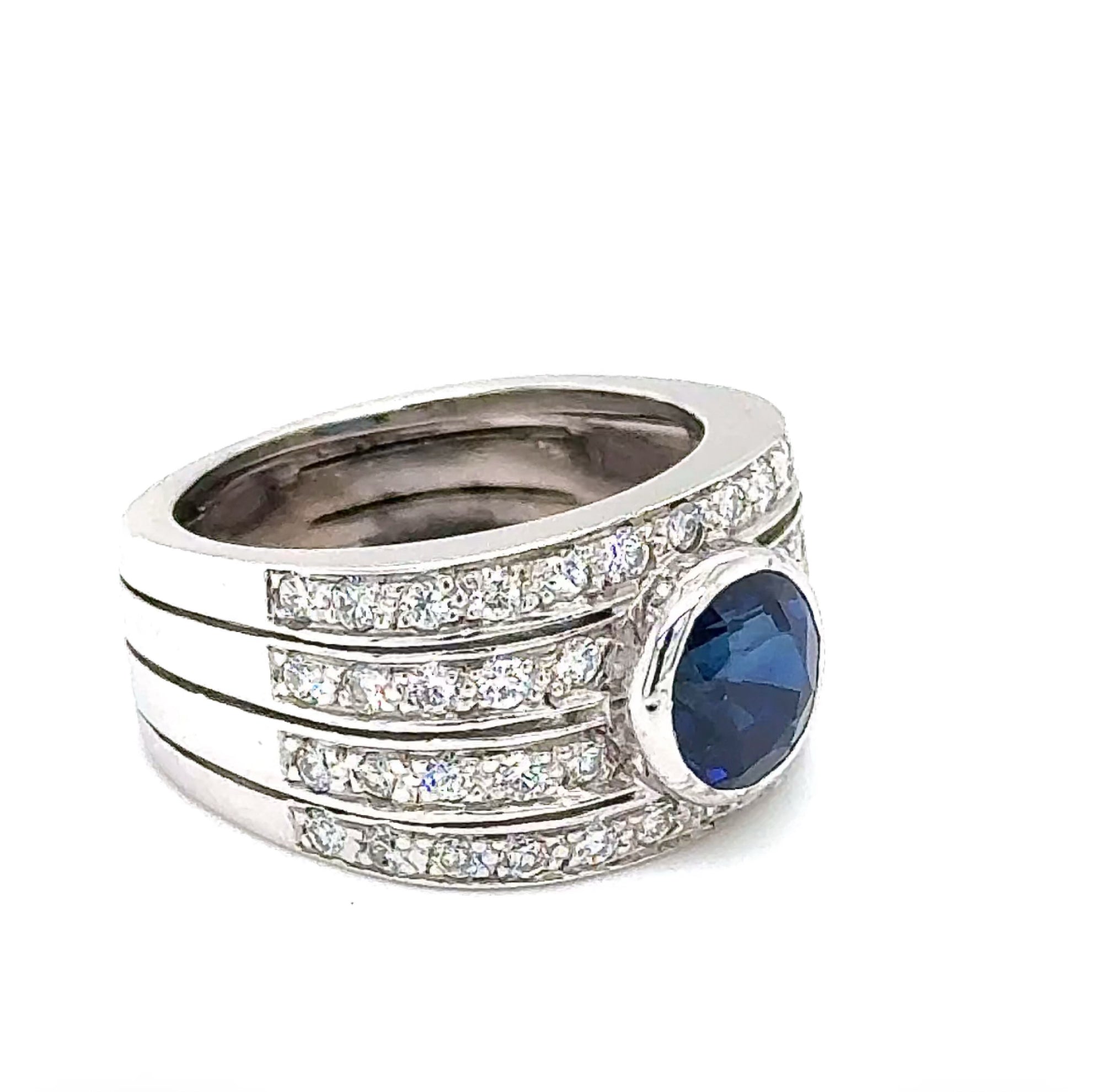 Eindrucksvoller Ring in 18 Karat Weißgold mit augenreinem Saphir und Brillanten