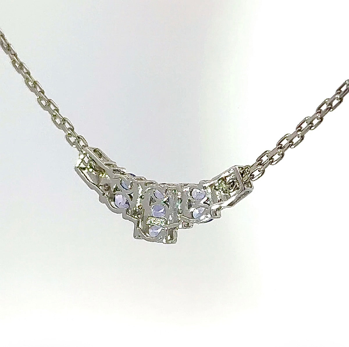 Elegantes Collier in 14 Karat Weißgold mit feinen Tansaniten & Brillanten