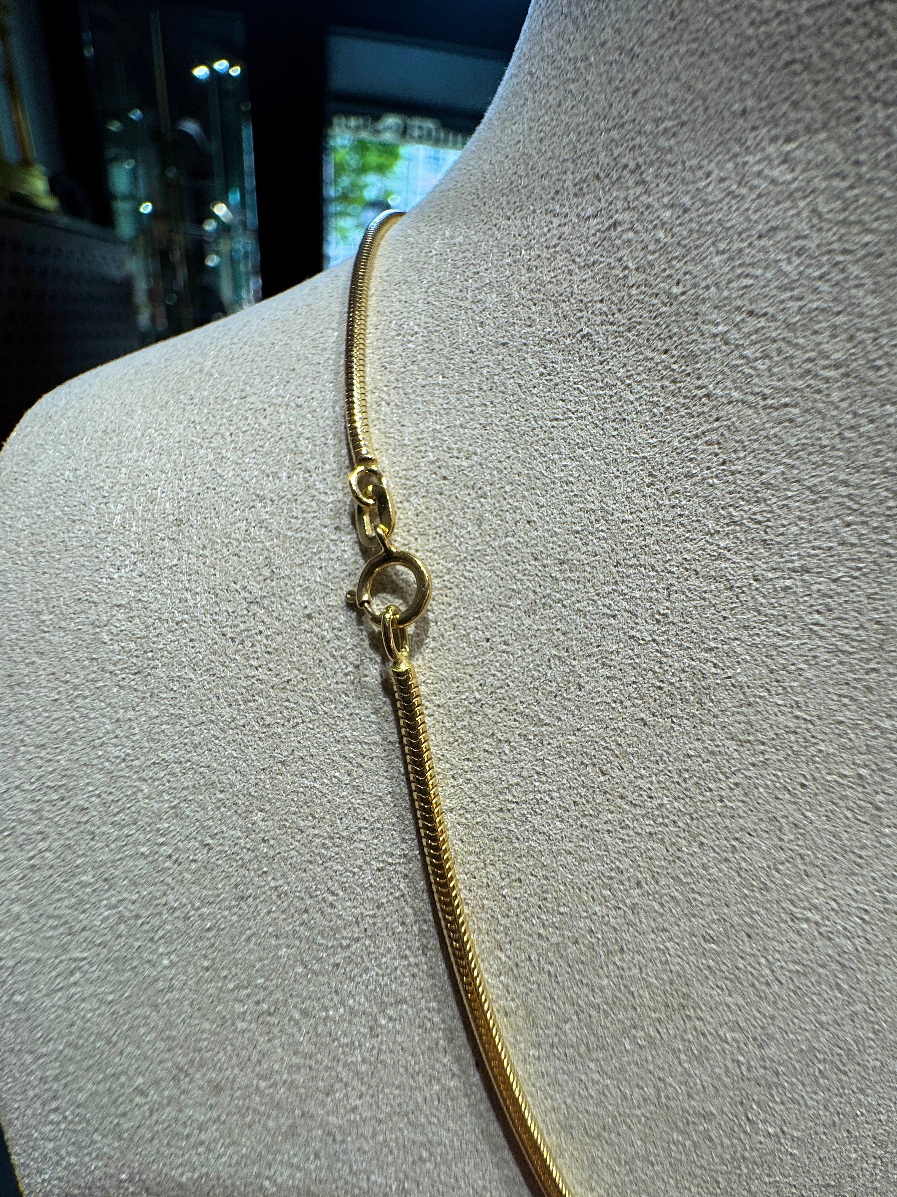 Elegant snake chain in 9 karat yellow gold with a spring ring clasp