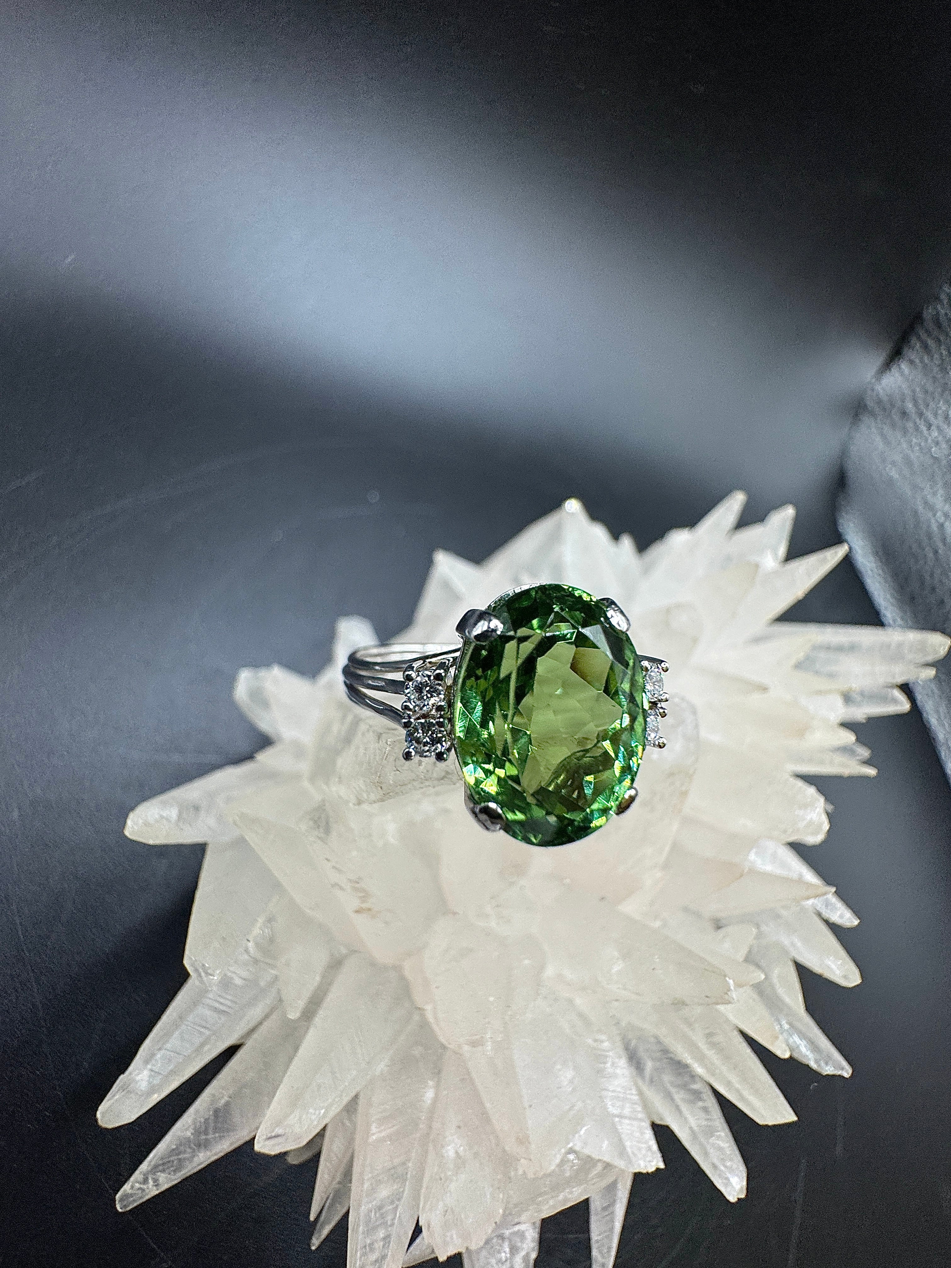 Zeitloser Vintage-Ring in 18 Karat Weißgold mit grünem Turmalin & Brillanten