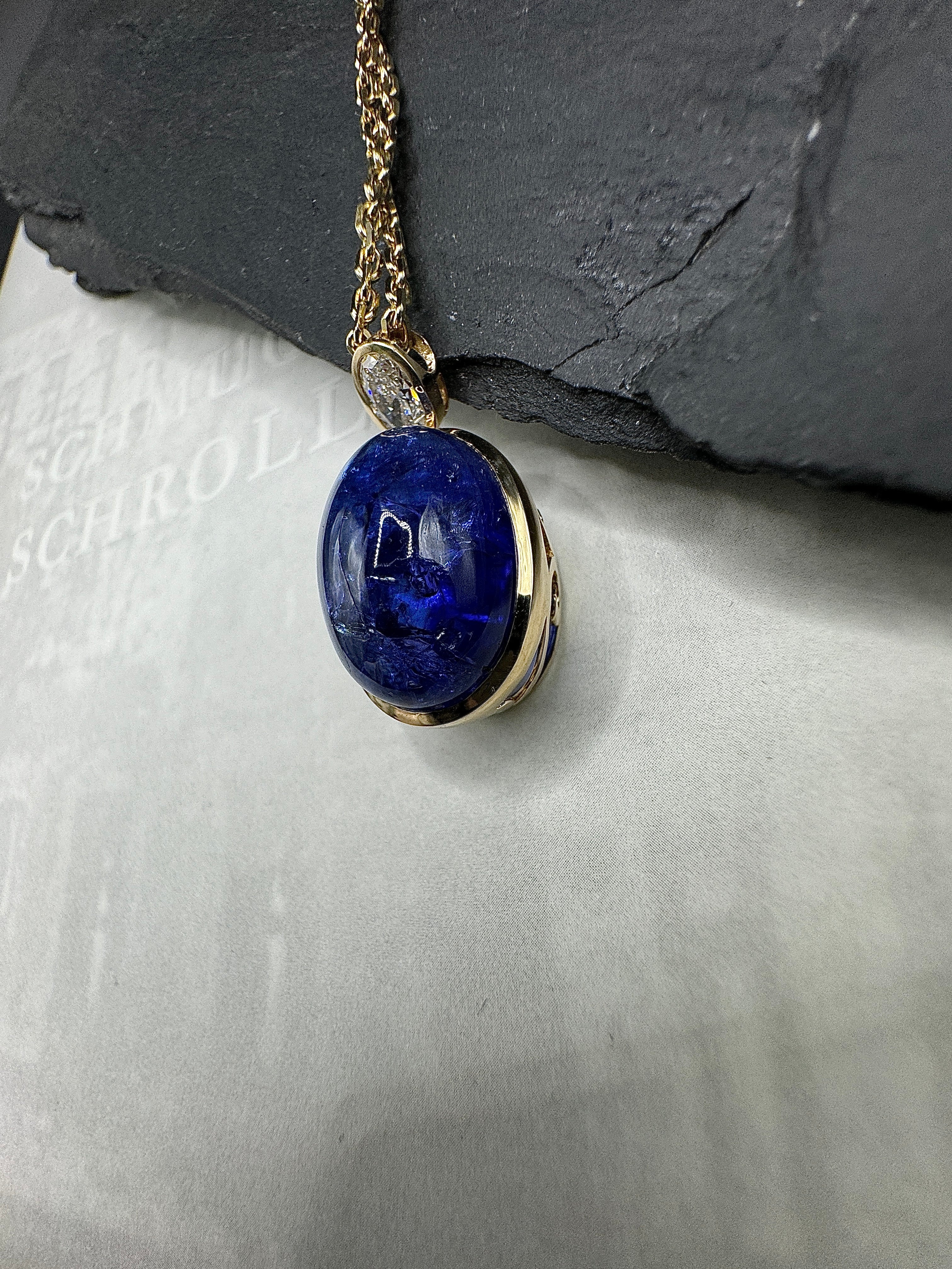 Beeindruckender Tansanit Anhänger in 14 Karat Gelbgold mit ovalen Brillant & Kette