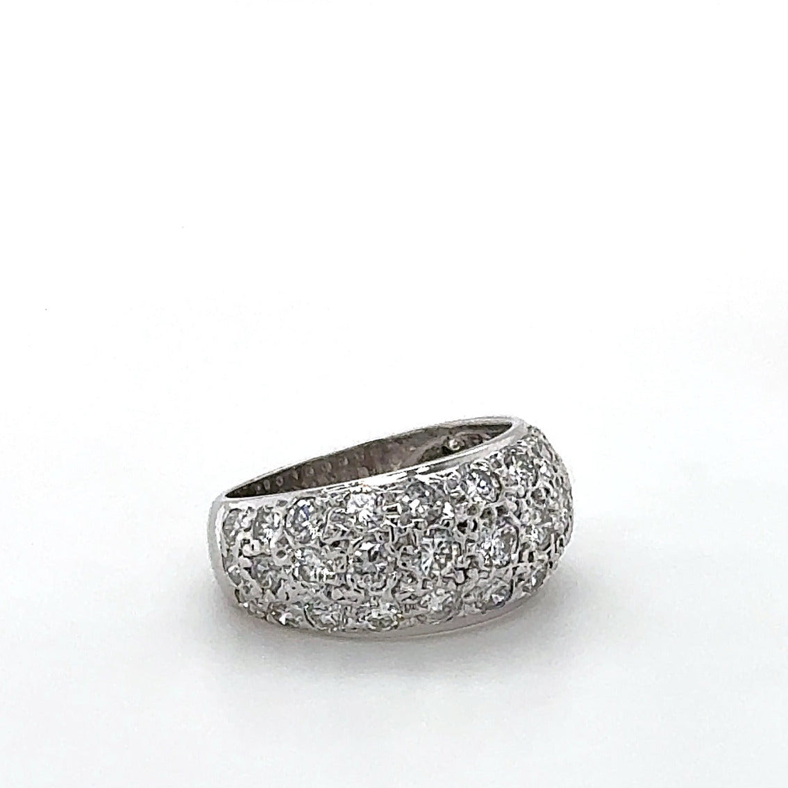 Wirkungsvoller Weißgoldring in 14 Karat mit hochfeinen Brillanten im Pavé-Verschnitt