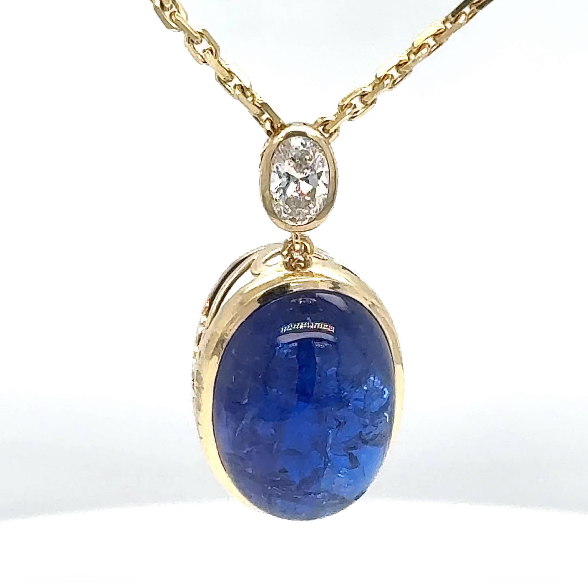 Beeindruckender Tansanit Anhänger in 14 Karat Gelbgold mit ovalen Brillant & Kette