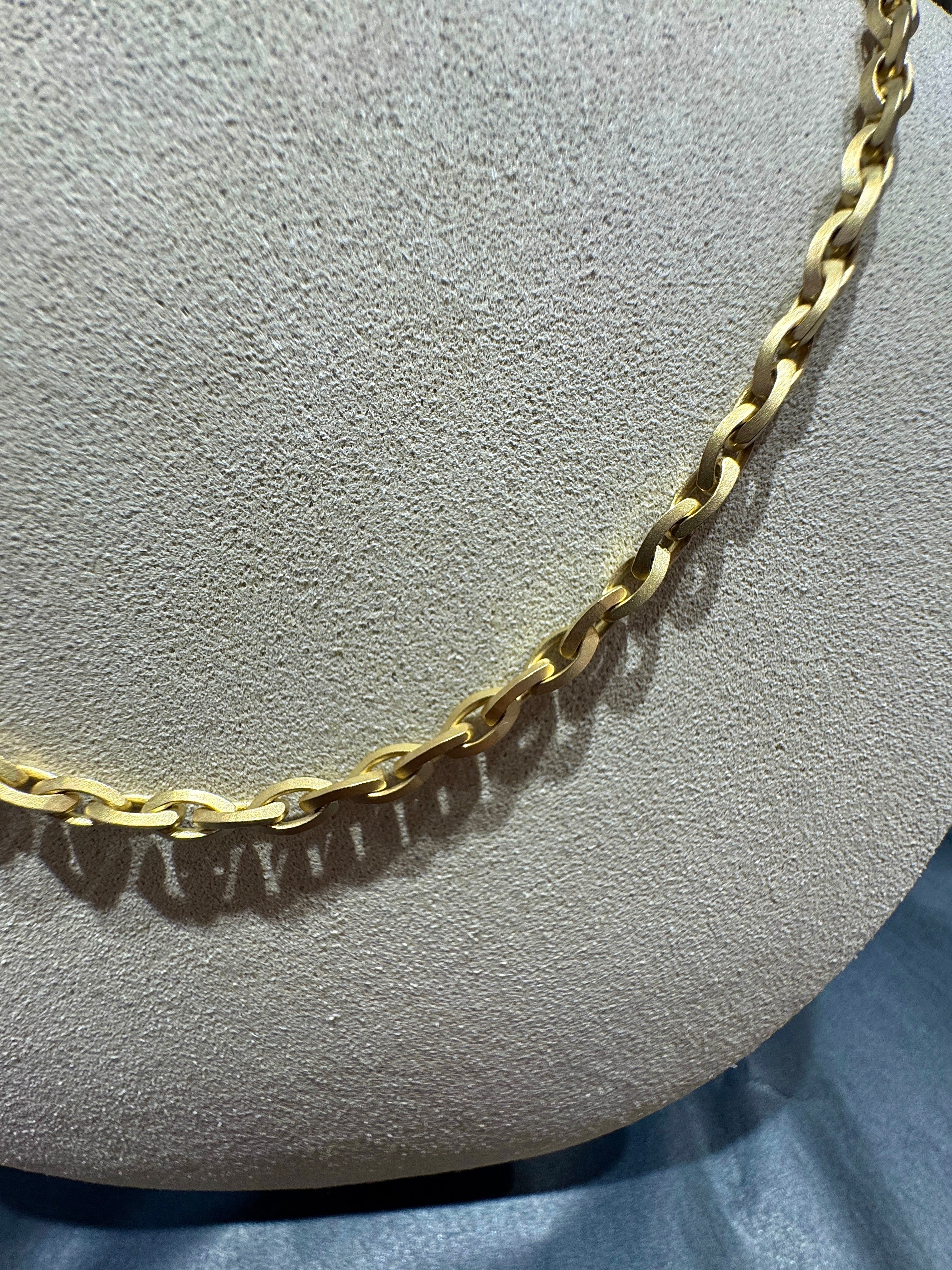 Frosted anchor chain in 14k yellow gold with lobster clasp