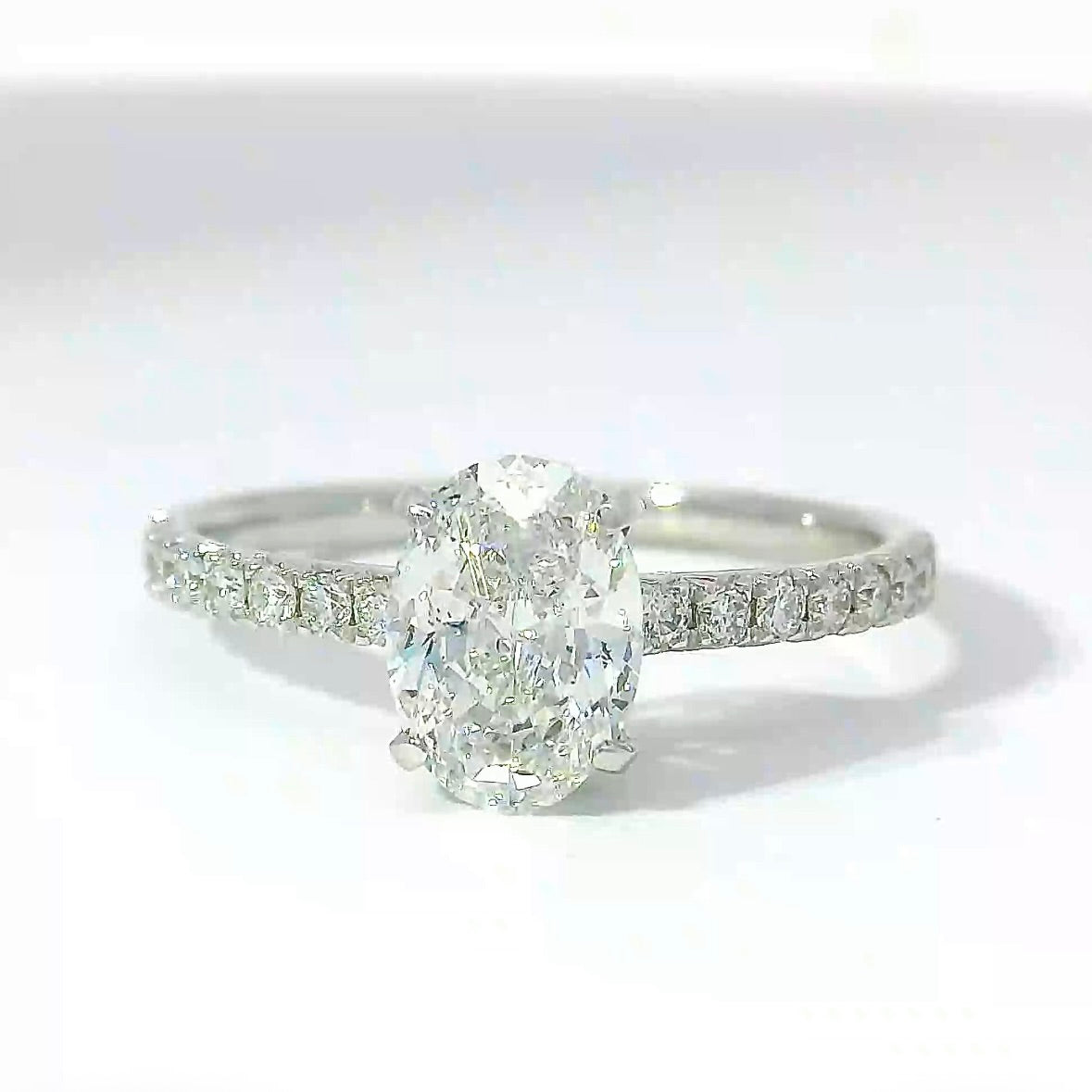 Wunderschöner Ring in 18 Karat Weißgold mit ovalem Brillanten & Pavé-Besatz