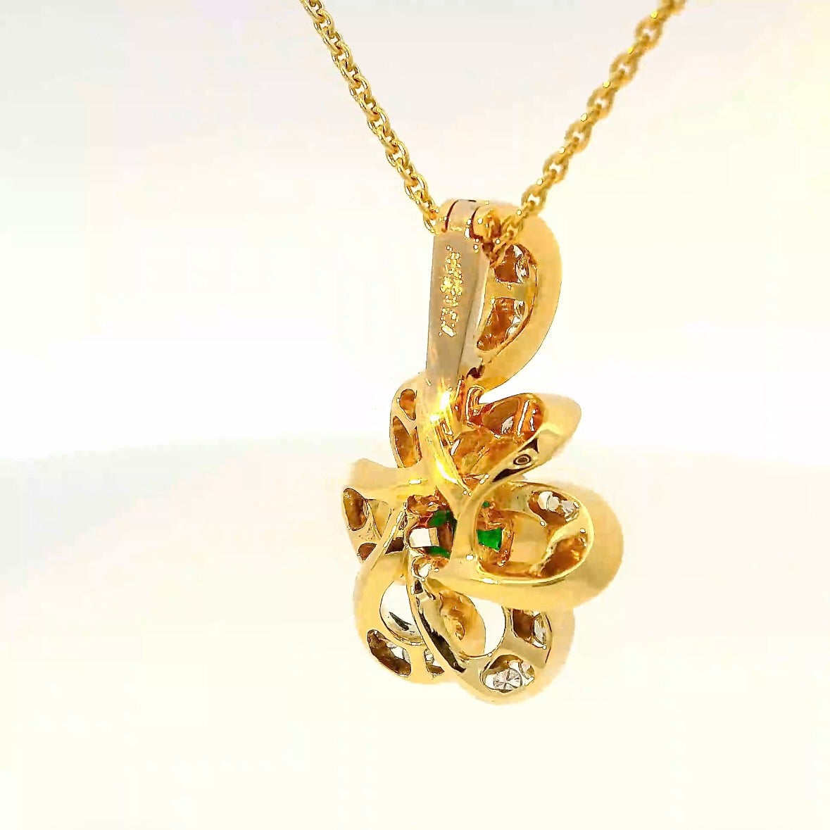Handgefertigter Anhänger in 18 Karat Gelbgold mit Smaragd & Brillanten von Goldbaur