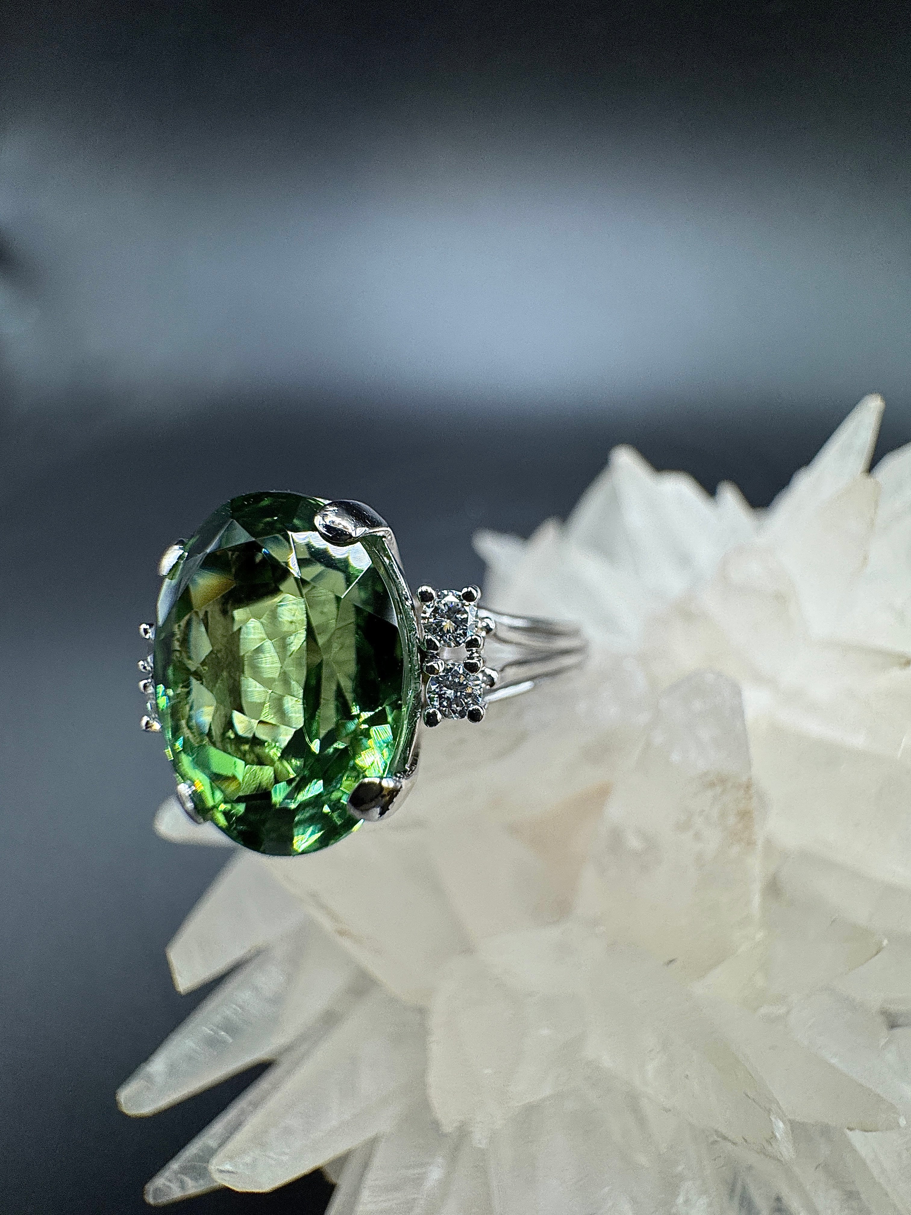 Zeitloser Vintage-Ring in 18 Karat Weißgold mit grünem Turmalin & Brillanten