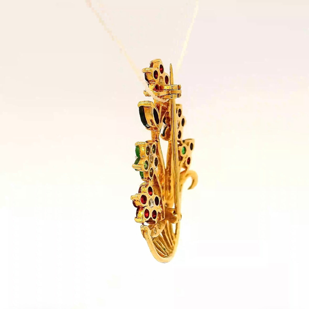 Farbenfrohe Brosche in 18 Karat Gelbgold mit Smaragd, Rubin, Saphir & Brillanten