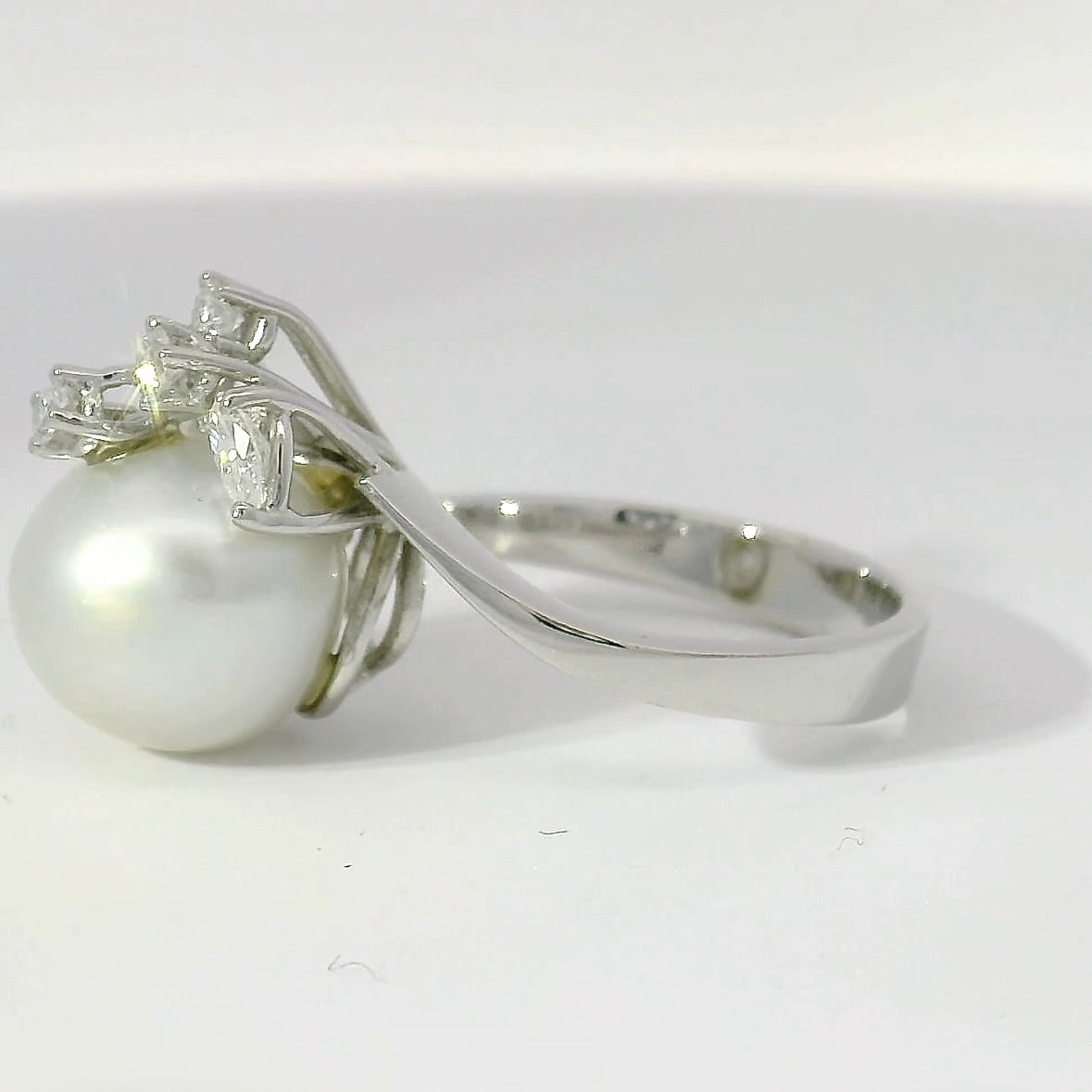 Handgefertigter Ring in 18 Karat Weißgold mit Südseeperle & Diamanten