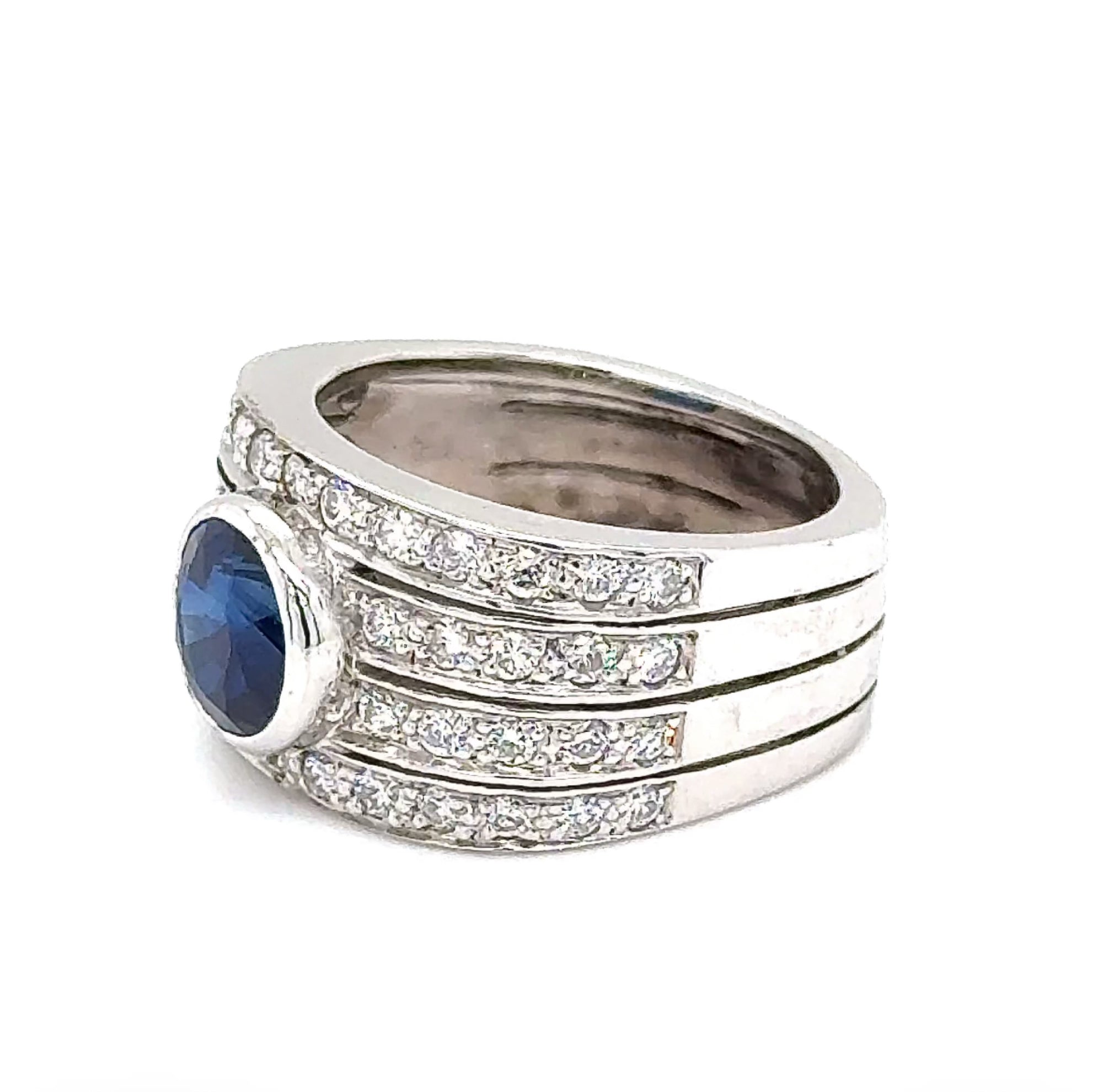 Eindrucksvoller Ring in 18 Karat Weißgold mit augenreinem Saphir und Brillanten