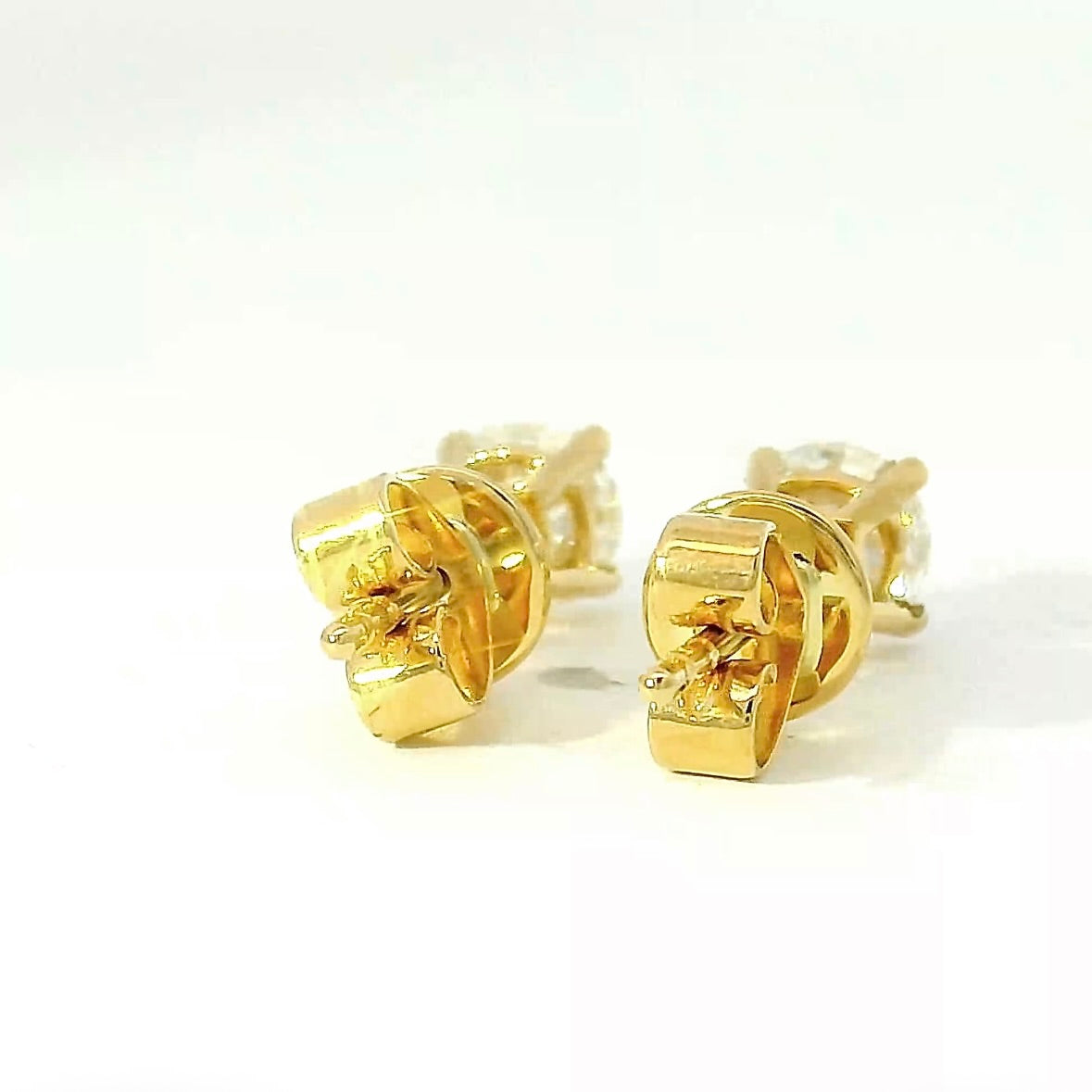 Moderne Brillantstecker in 18 Karat Gelbgold mit hochfeinen Brillanten