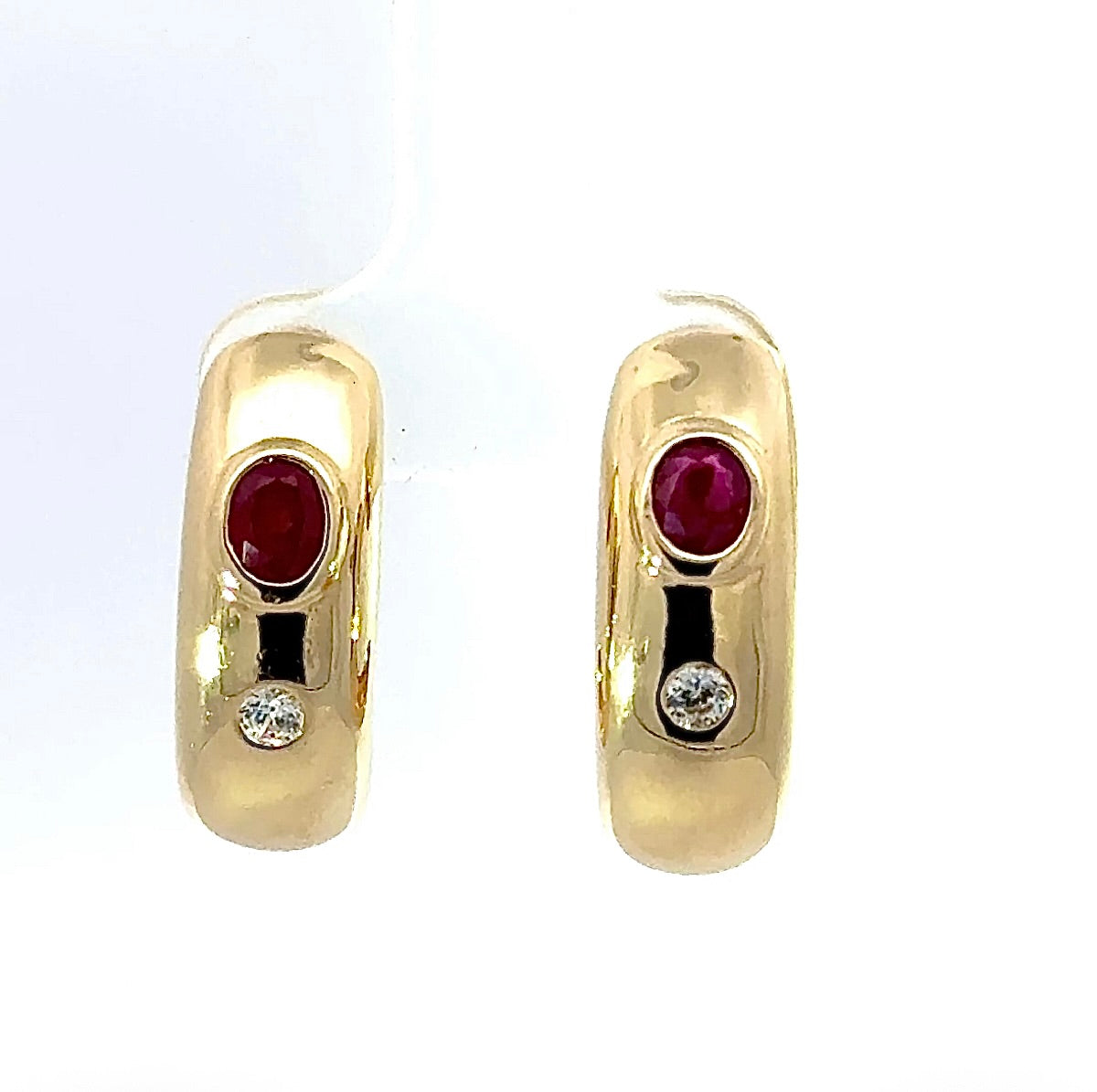Zeitlose Halbkreolen in 14 Karat Gelbgold mit Rubin und Brillanten