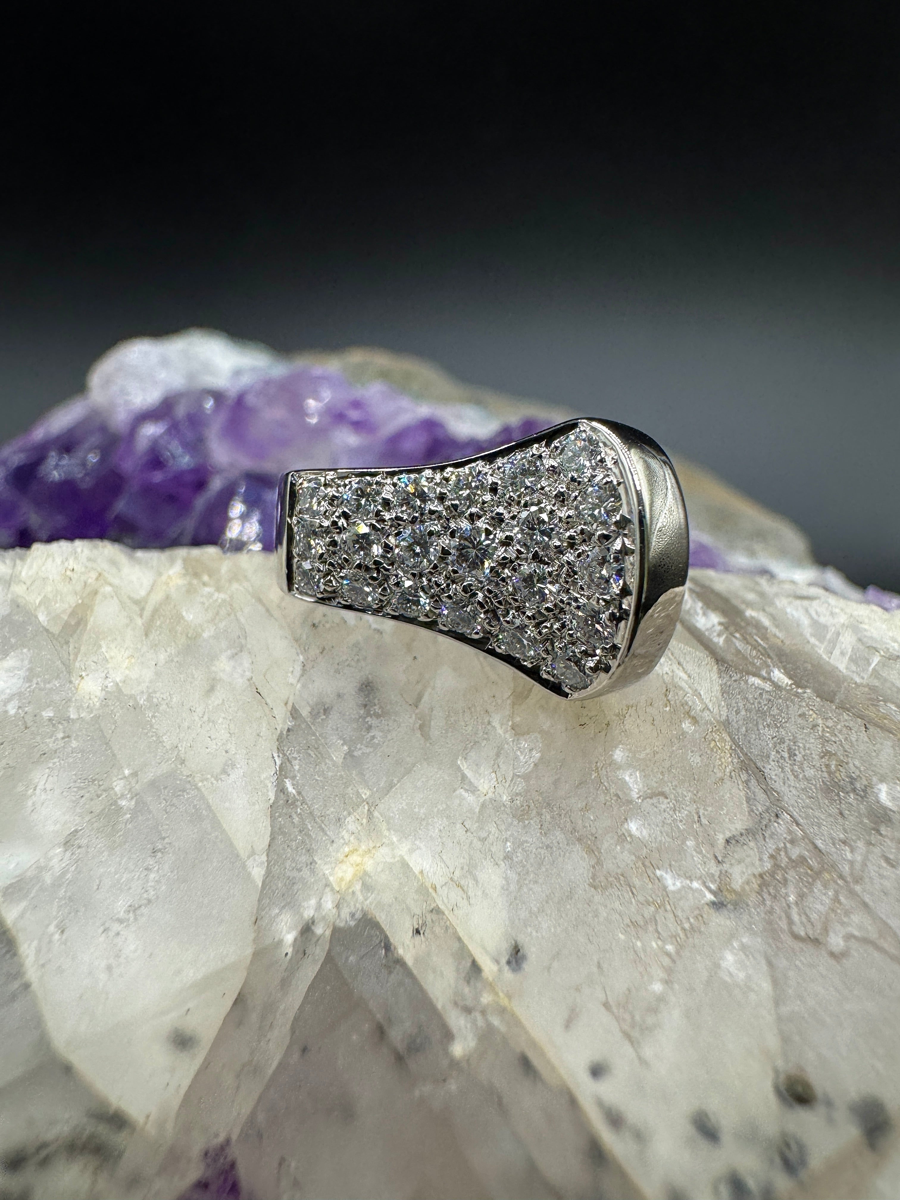 Edler Ring in 18 Karat Weißgold mit feinen Brillanten - Massive Handarbeit