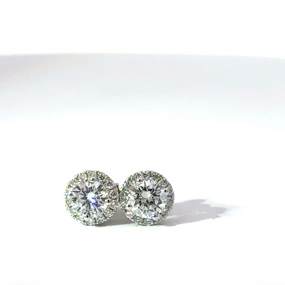 Moderne Brillantstecker in 18 Karat Weißgold mit hochfeinen Brillanten