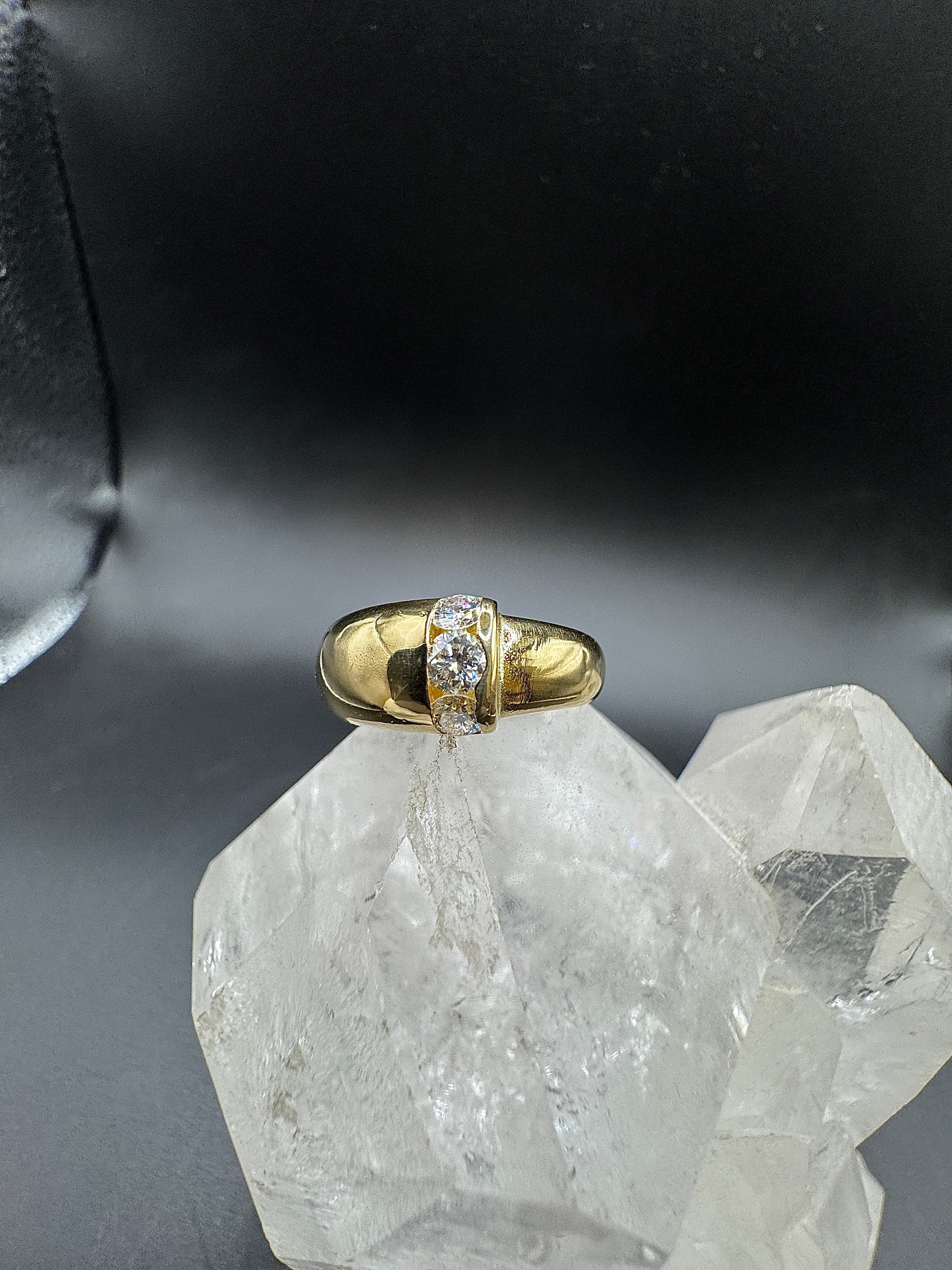 Handgefertigter Ring von Jaufmann in 18 Karat Gold mit Brillanten