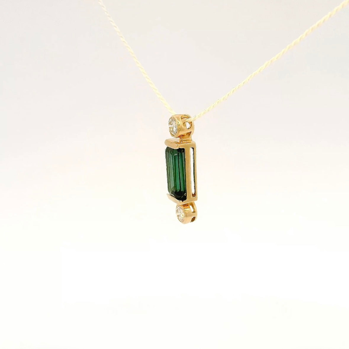 Eleganter Anhänger in 14 Karat Gelbgold mit grünem Turmalin & Brillanten