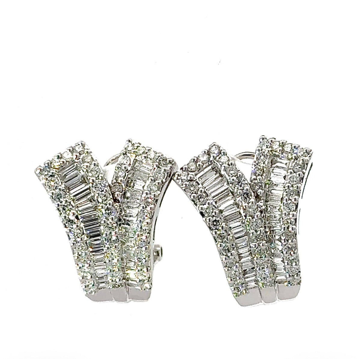 Exciting earrings in 18 carat white gold with brilliant-cut diamonds & baguette diamonds