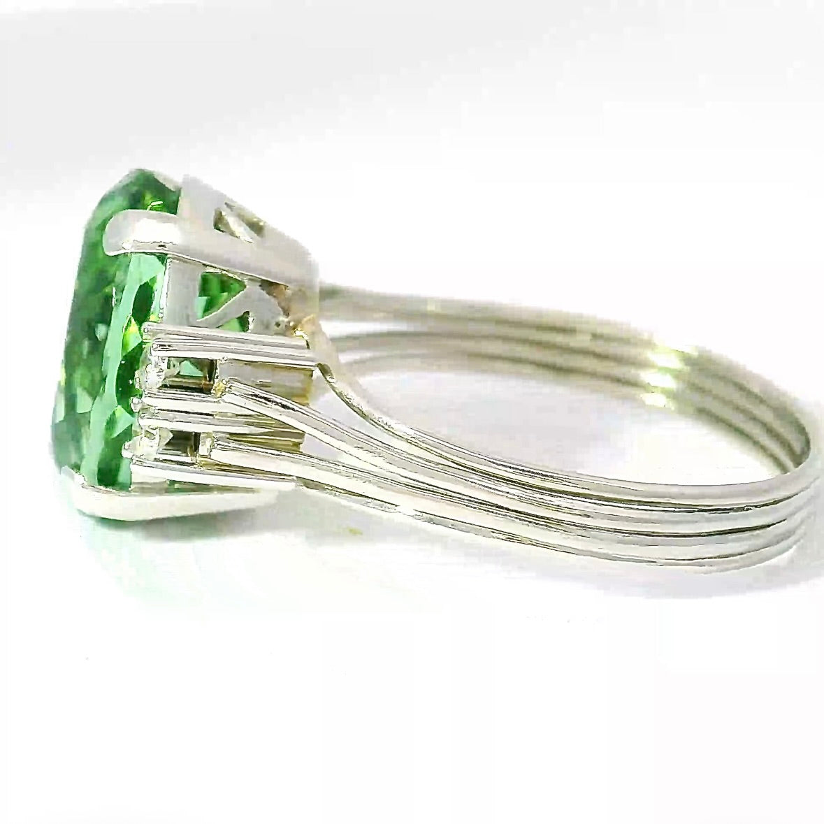Zeitloser Vintage-Ring in 18 Karat Weißgold mit grünem Turmalin & Brillanten